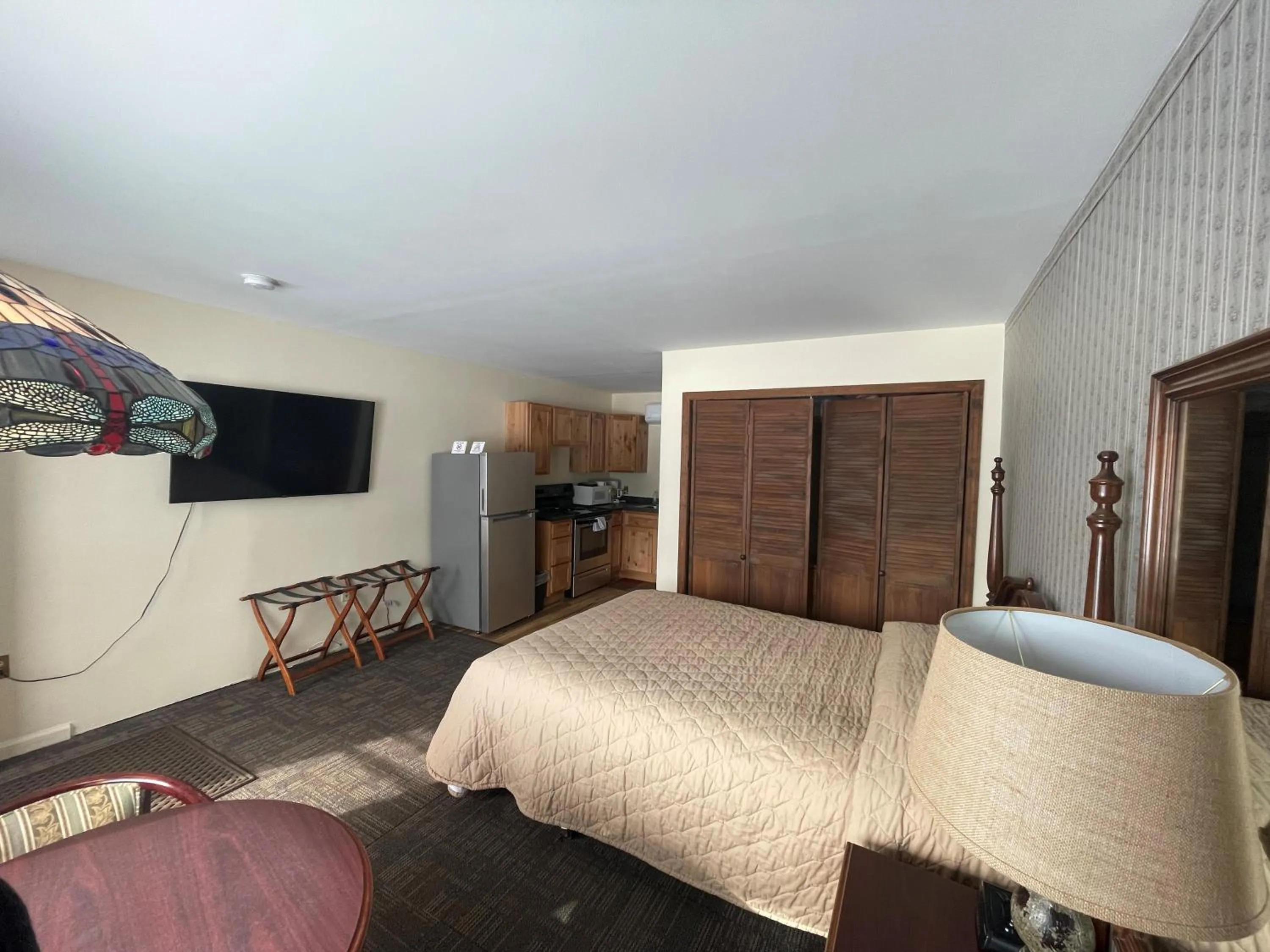 Kitchen or kitchenette, Bed in Sara Placid Inn & Suites