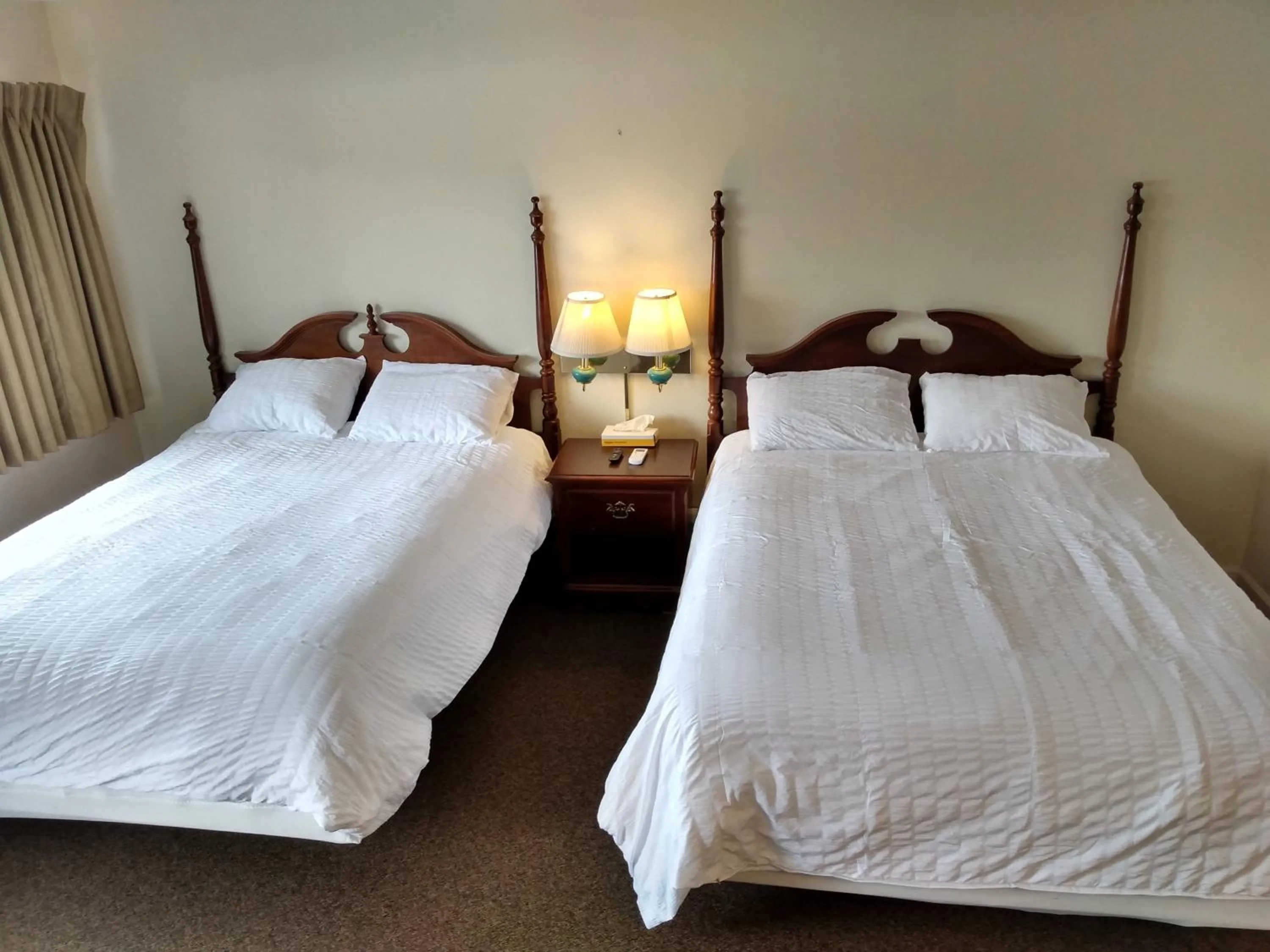 Bed in Sara Placid Inn & Suites