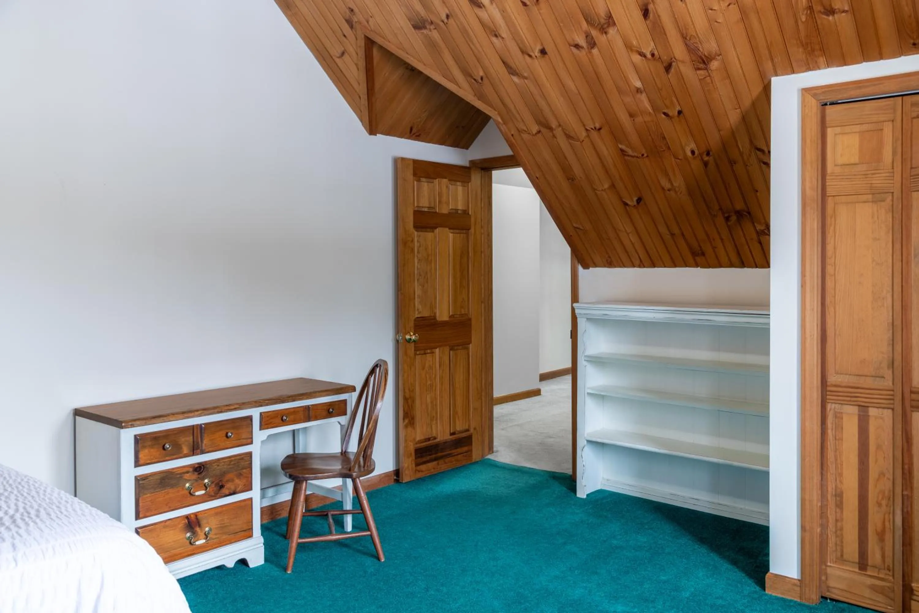 Bed in Sara Placid Inn & Suites