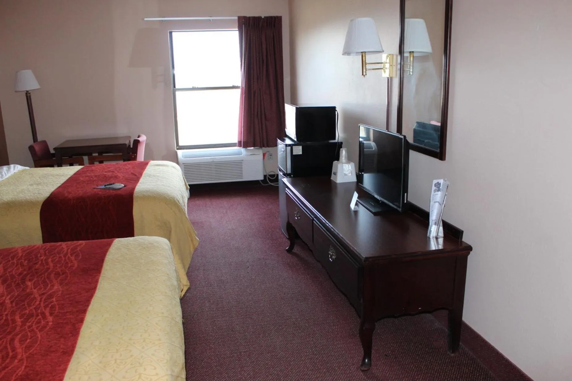 Bedroom, Bed in Super 8 by Wyndham Chenoa