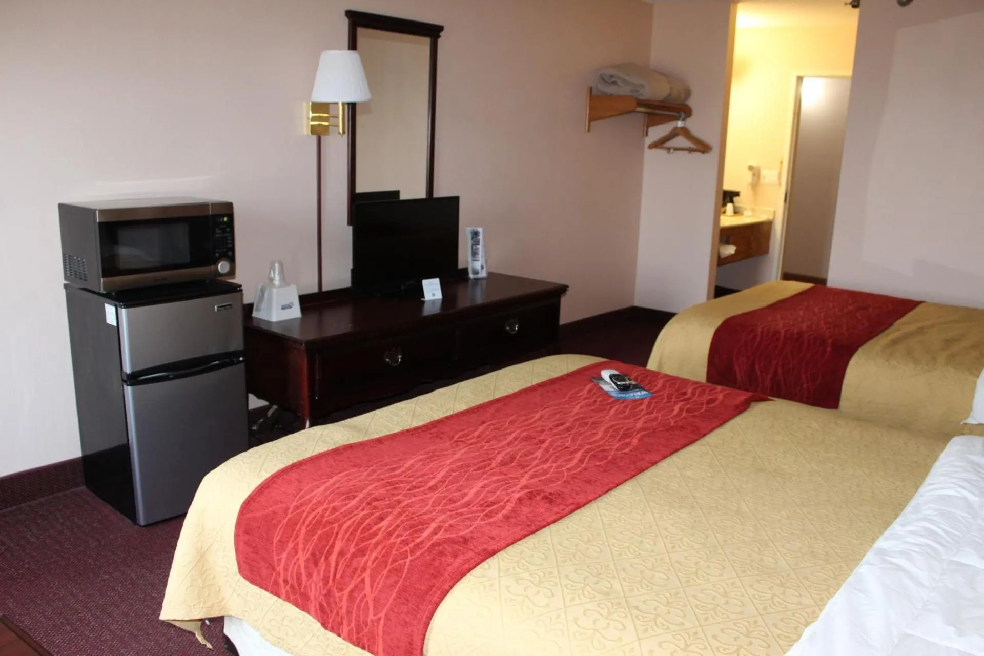 Bedroom, Bed in Super 8 by Wyndham Chenoa