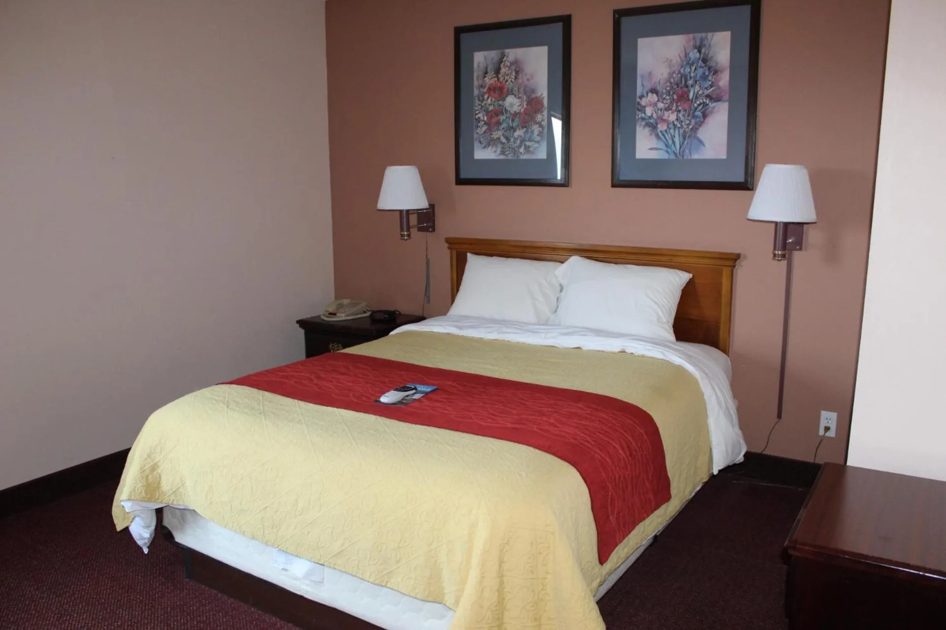 Bedroom, Bed in Super 8 by Wyndham Chenoa