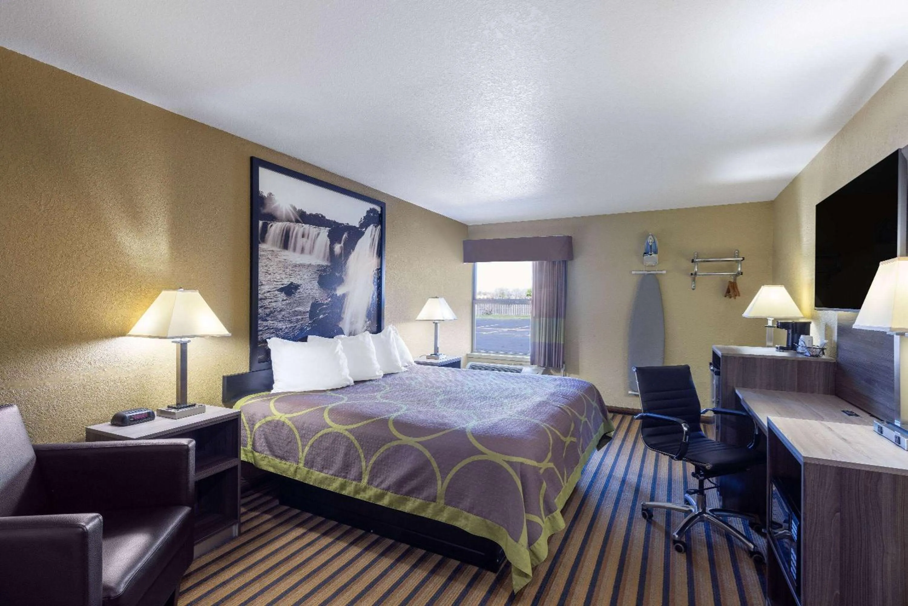 Photo of the whole room, Bed in Super 8 by Wyndham Nixa/Springfield Area