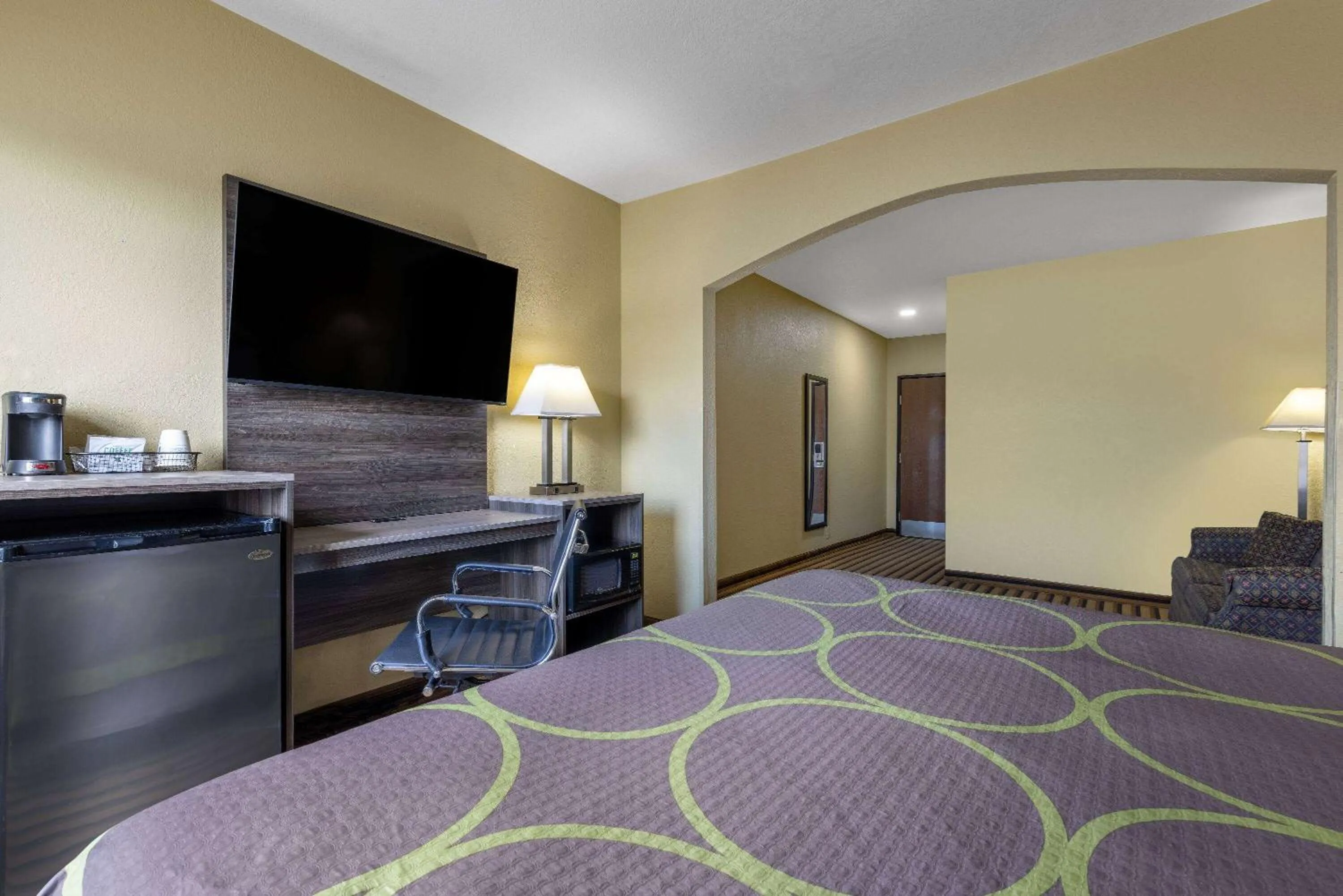 Photo of the whole room, Bed in Super 8 by Wyndham Nixa/Springfield Area