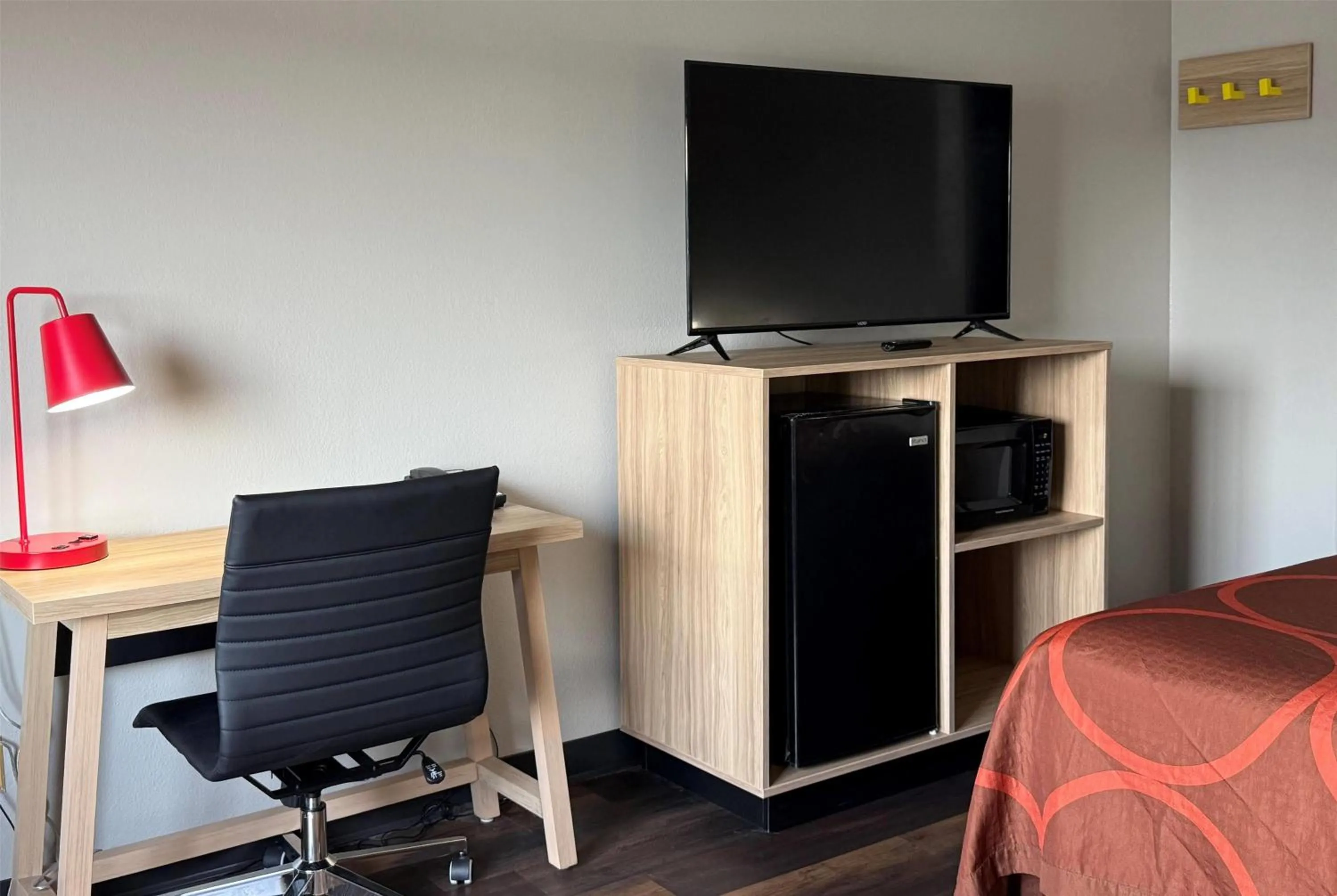 Photo of the whole room in Super 8 by Wyndham Evansville East