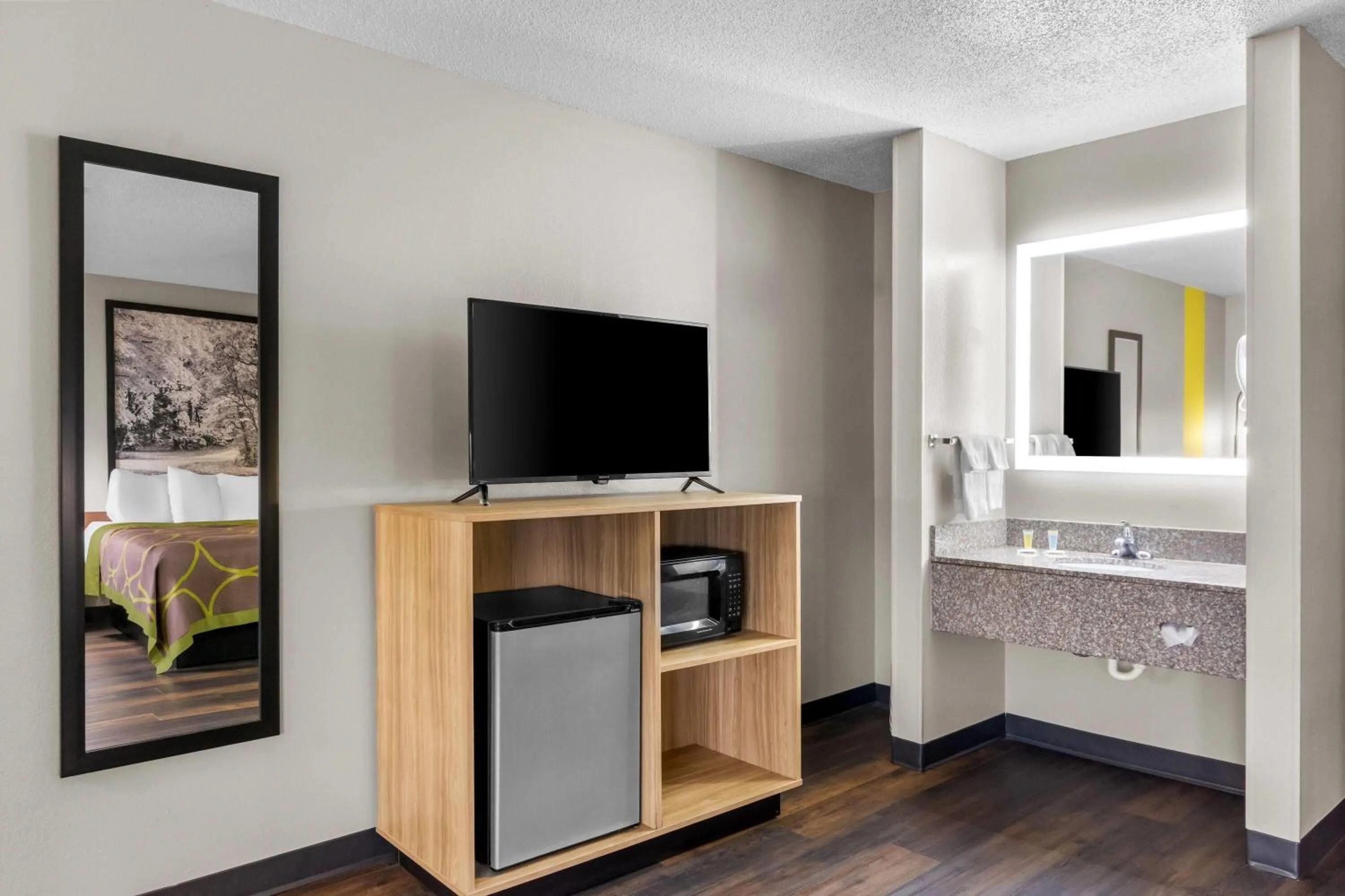 Photo of the whole room, Bed in Super 8 by Wyndham Evansville East