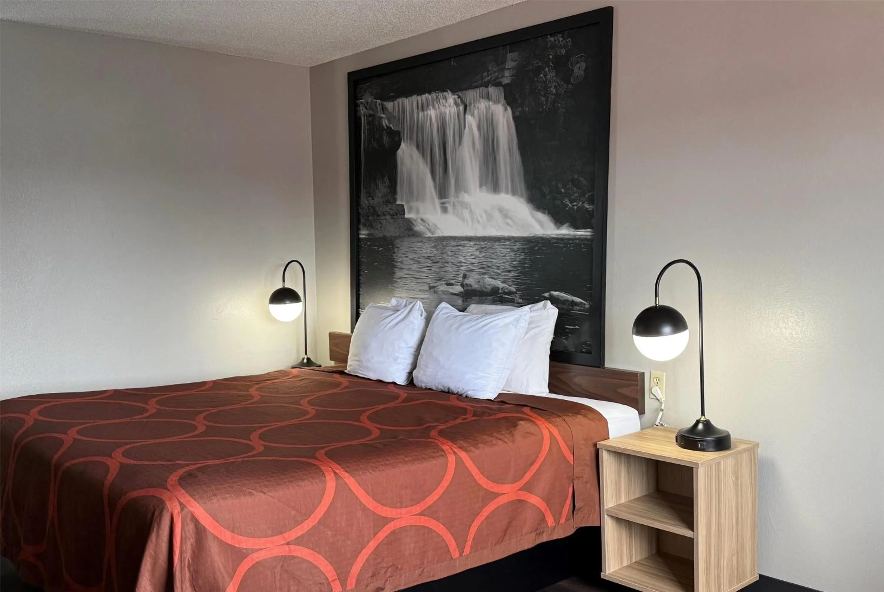 Photo of the whole room, Bed in Super 8 by Wyndham Evansville East