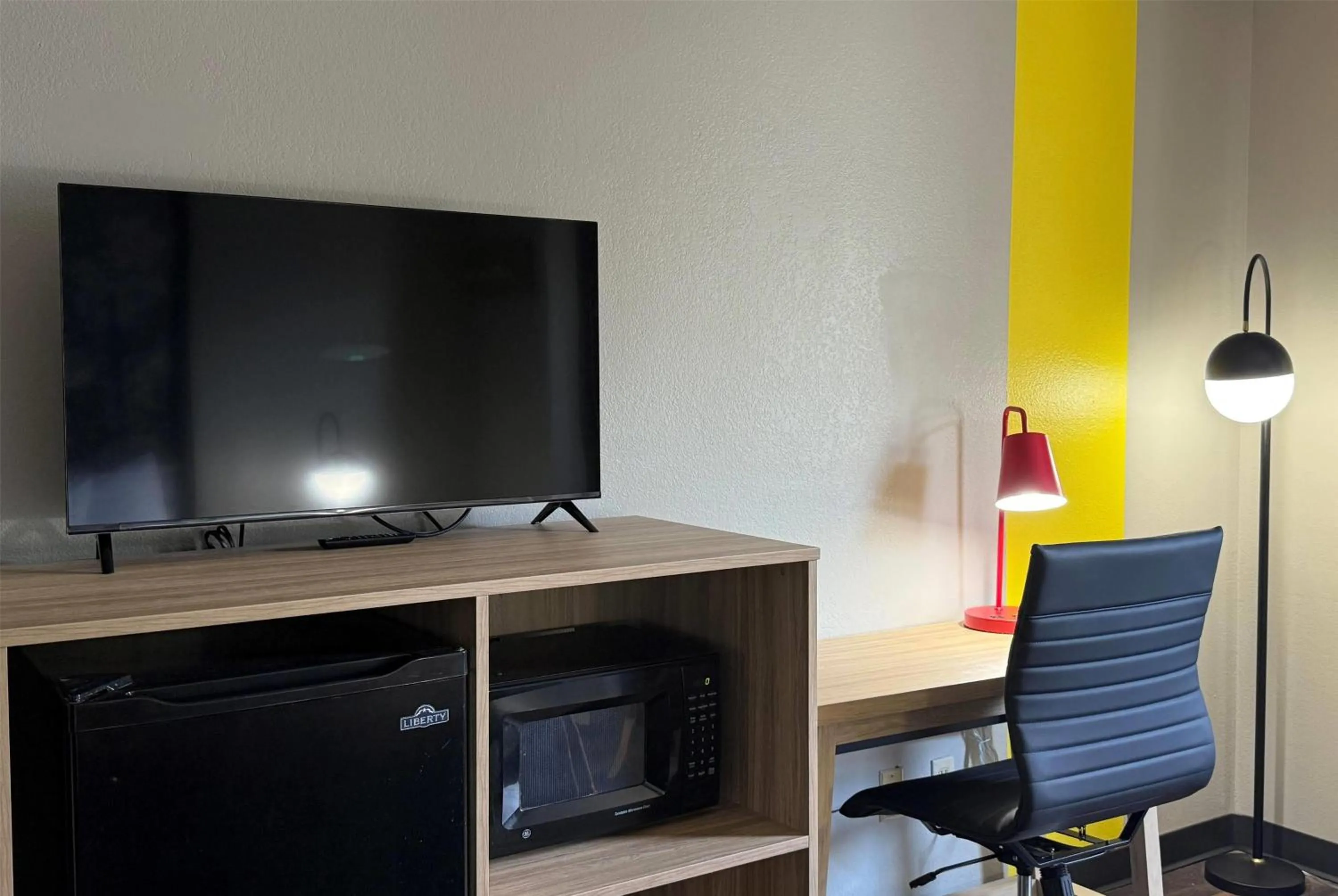 Photo of the whole room in Super 8 by Wyndham Evansville East