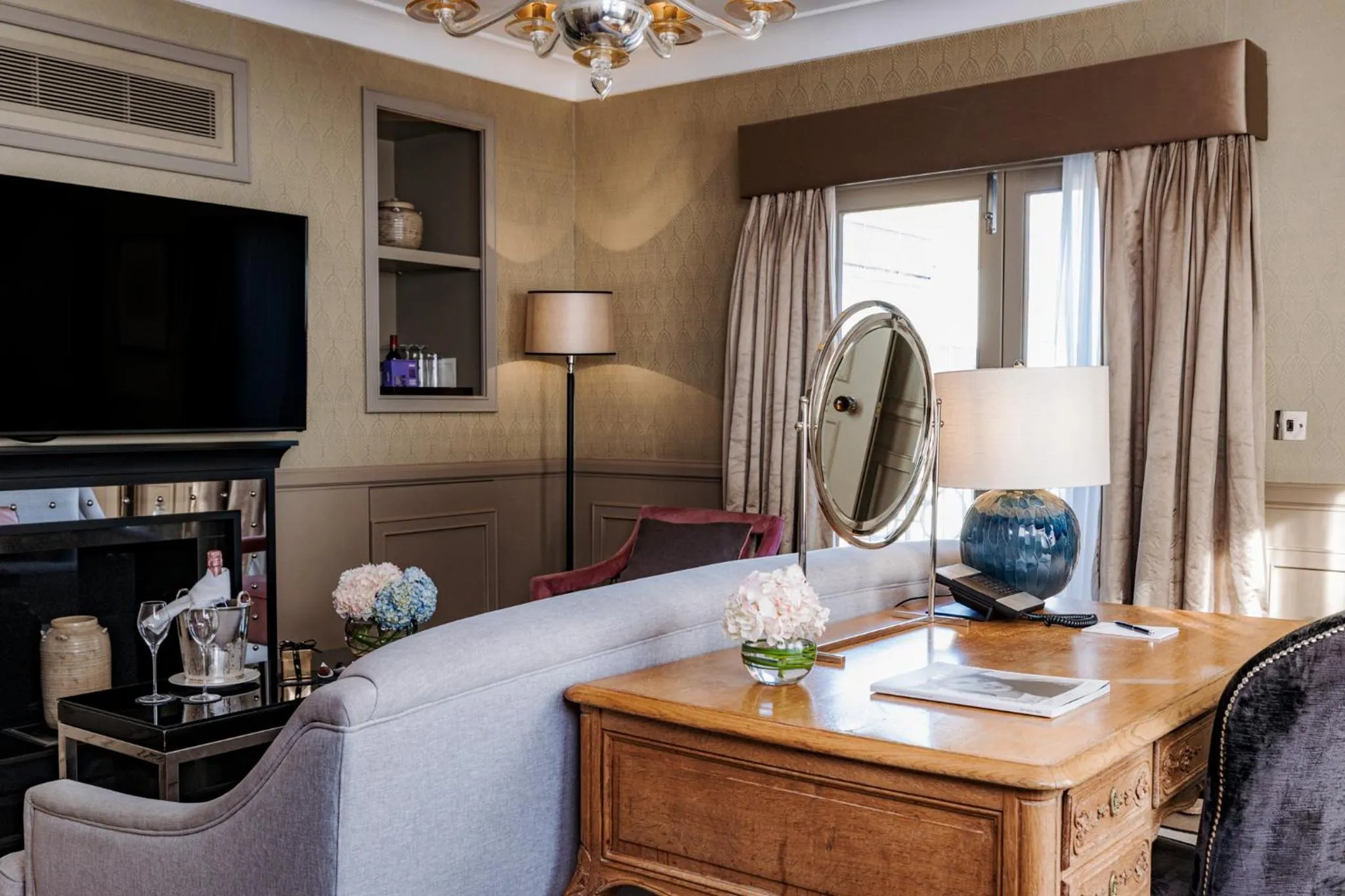 Living room, Bed in Althoff St James's Hotel & Club London