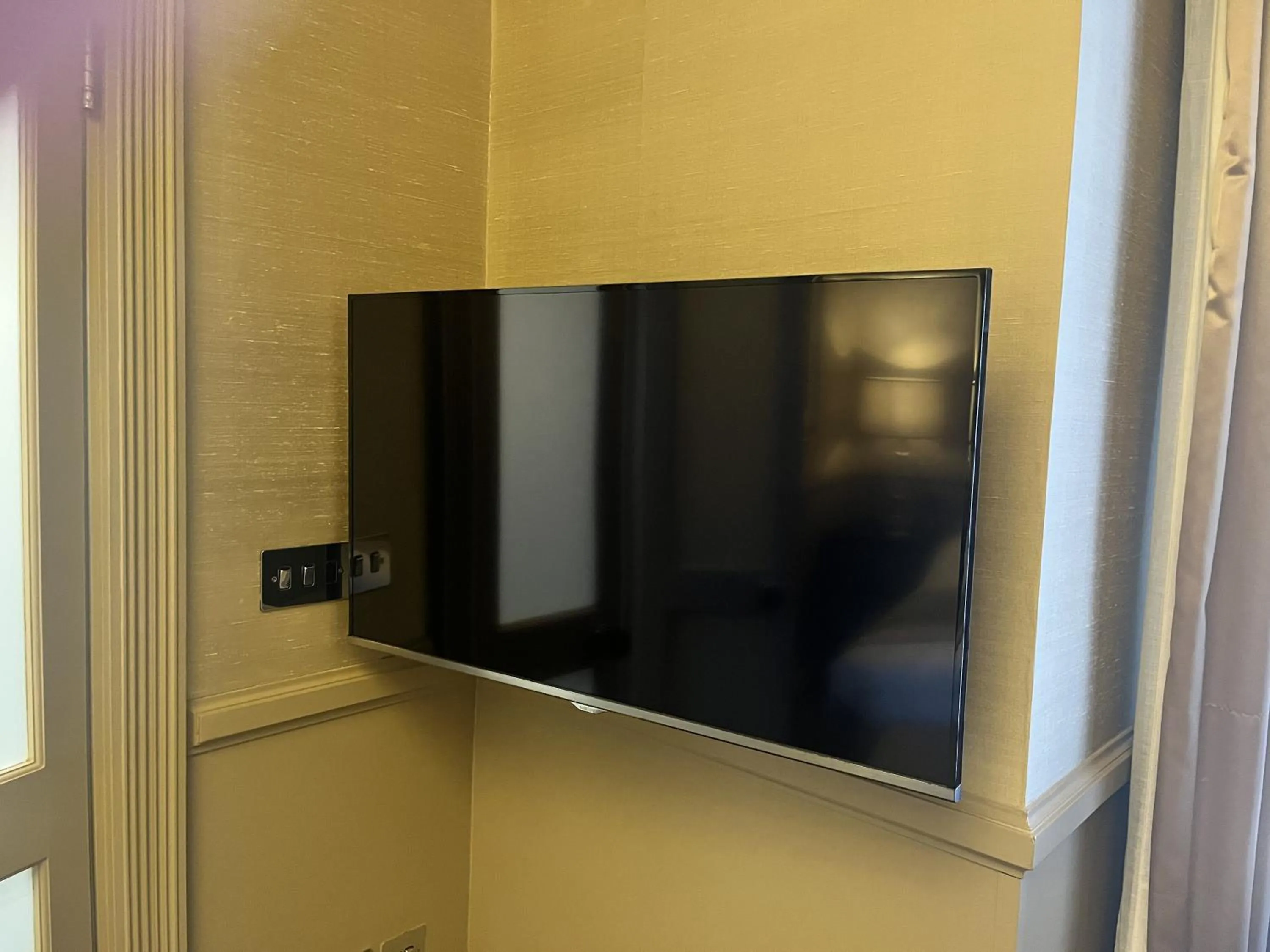 TV and multimedia in Althoff St James's Hotel & Club London