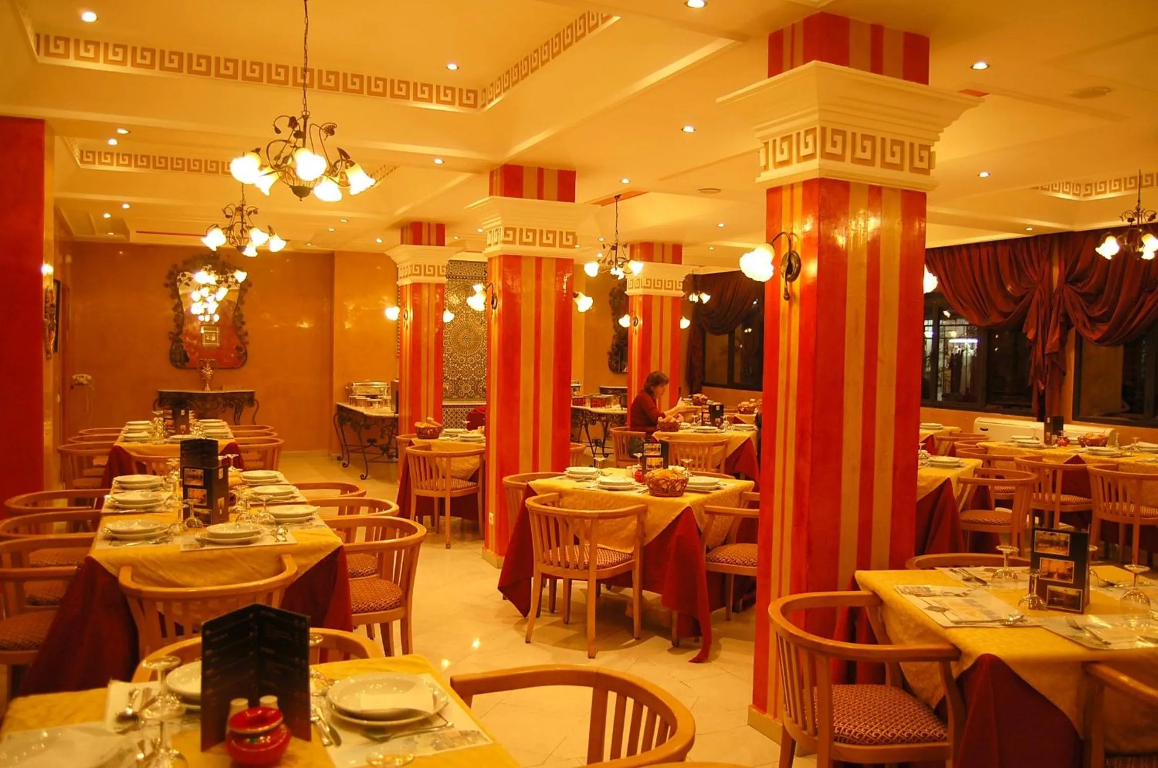 Restaurant/places to eat in Hotel Mounia