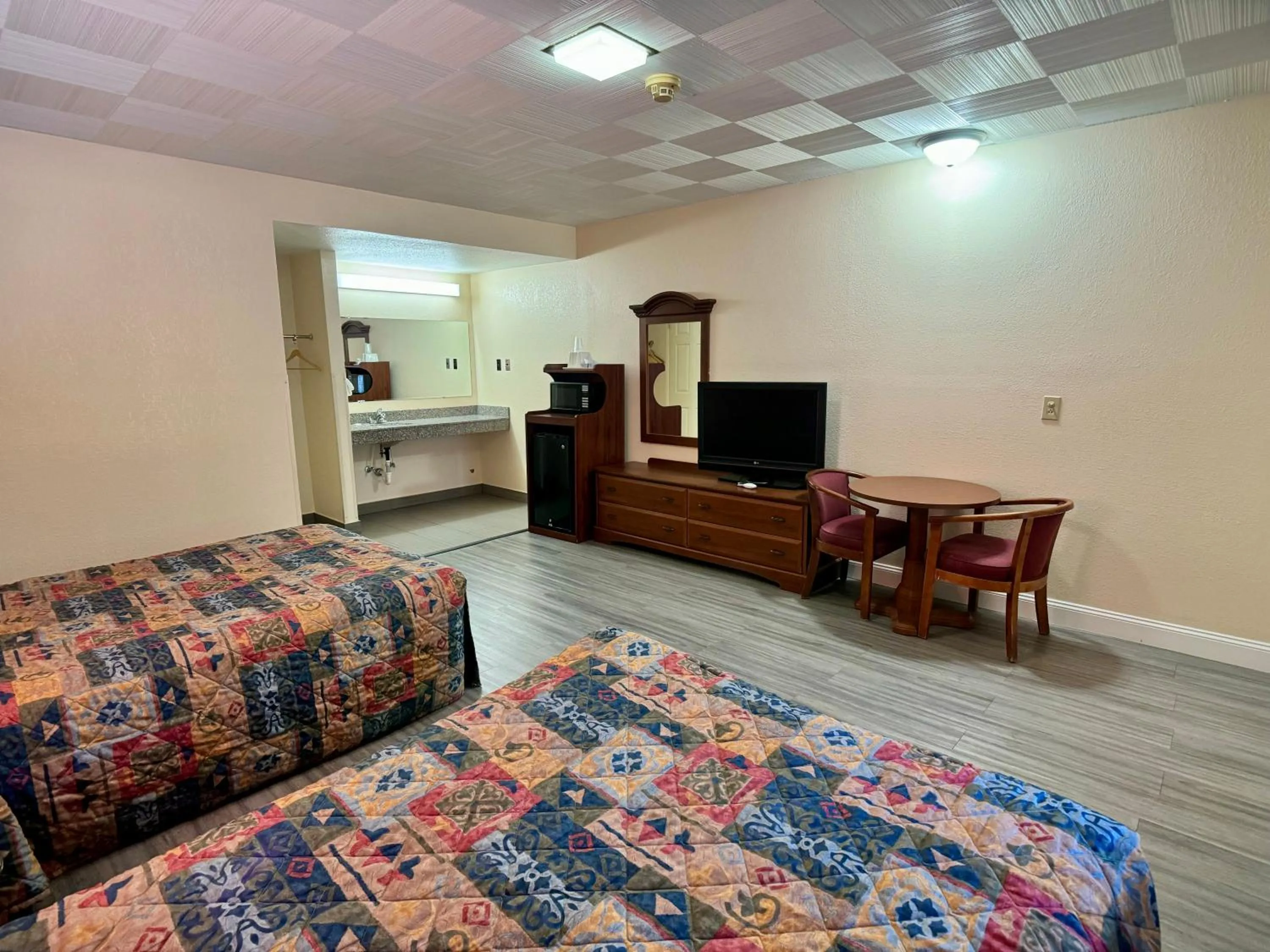 Photo of the whole room, Bed in Knights Inn Galax