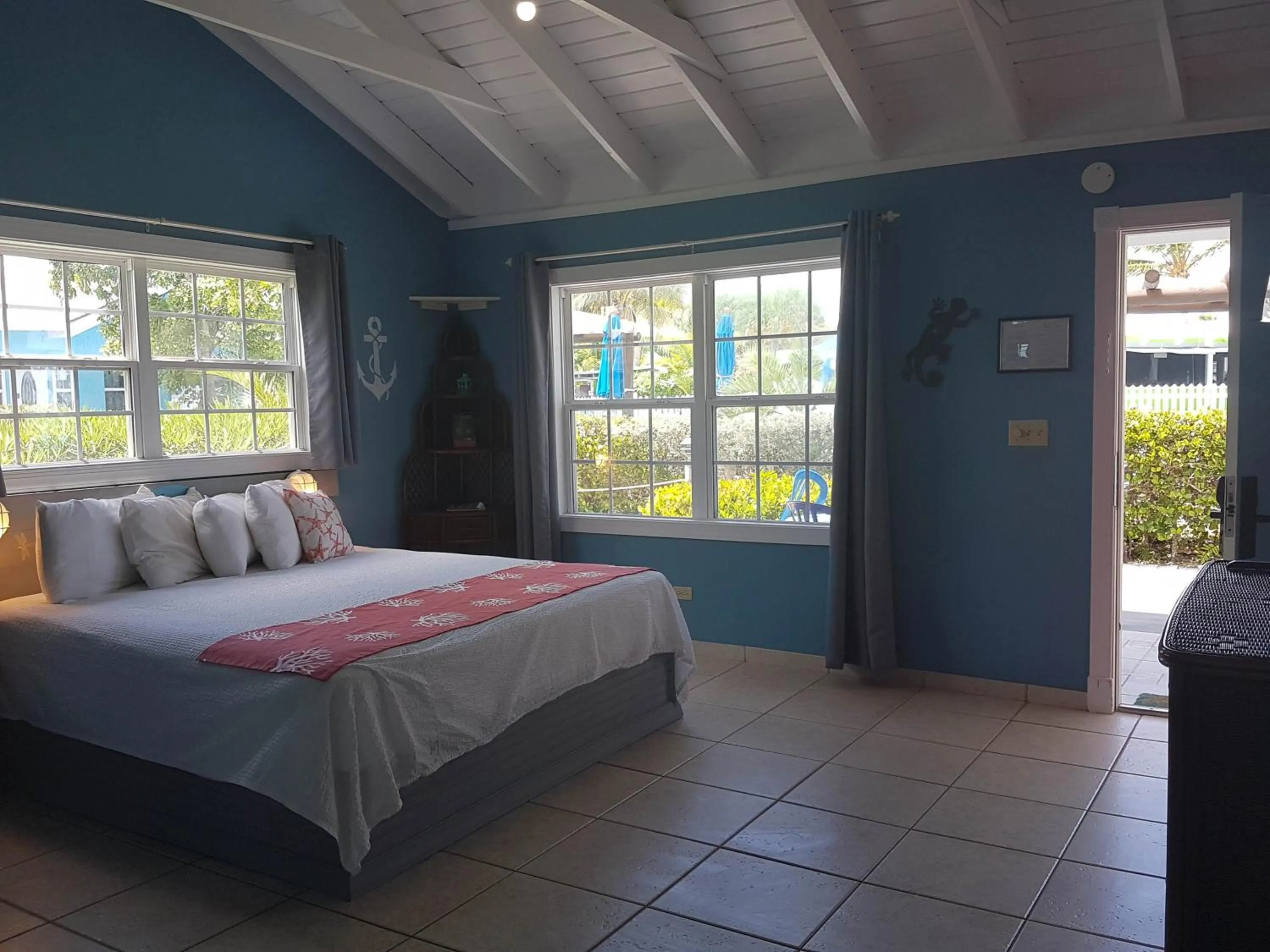 Bed in Hideaways Exuma