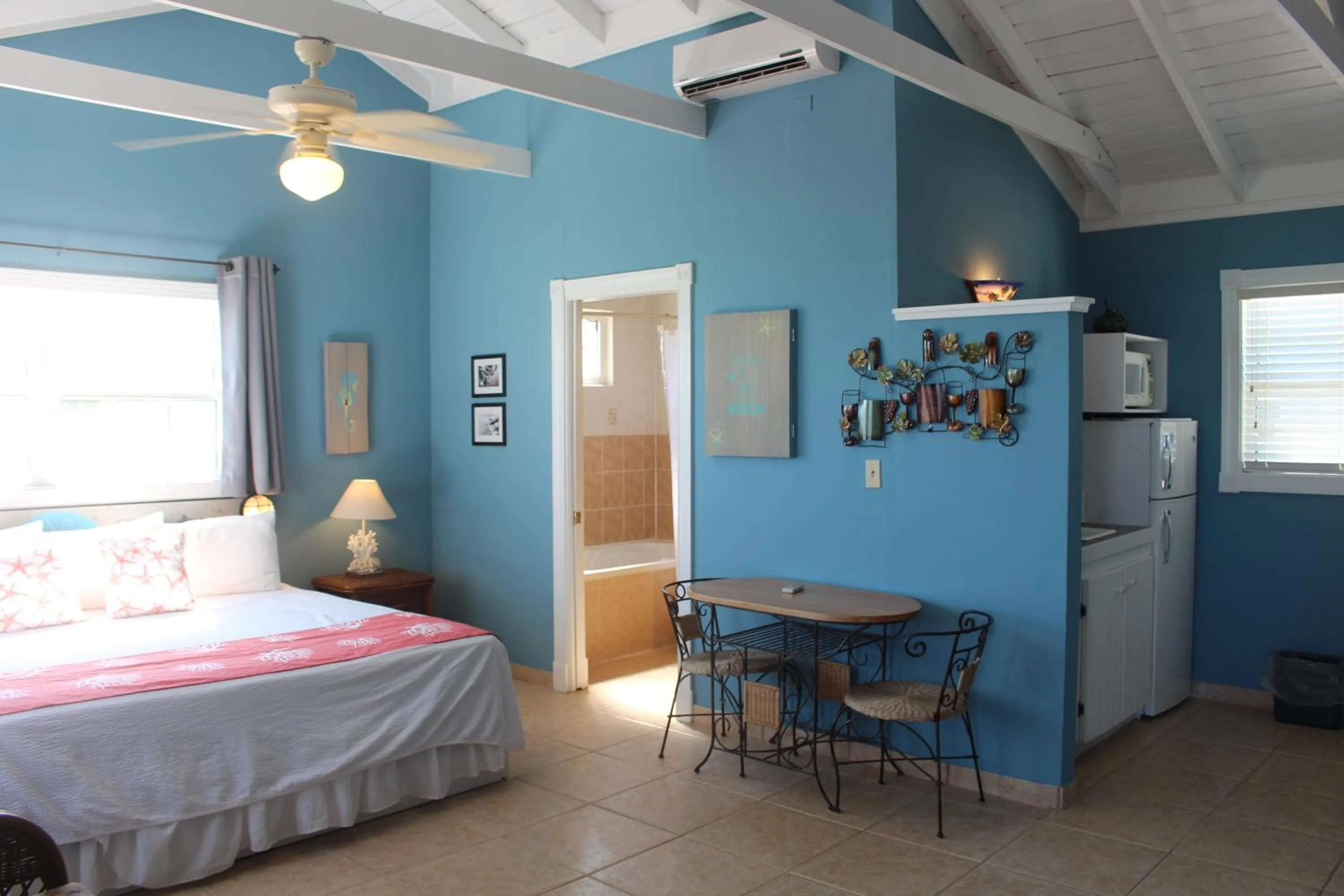 Bed in Hideaways Exuma