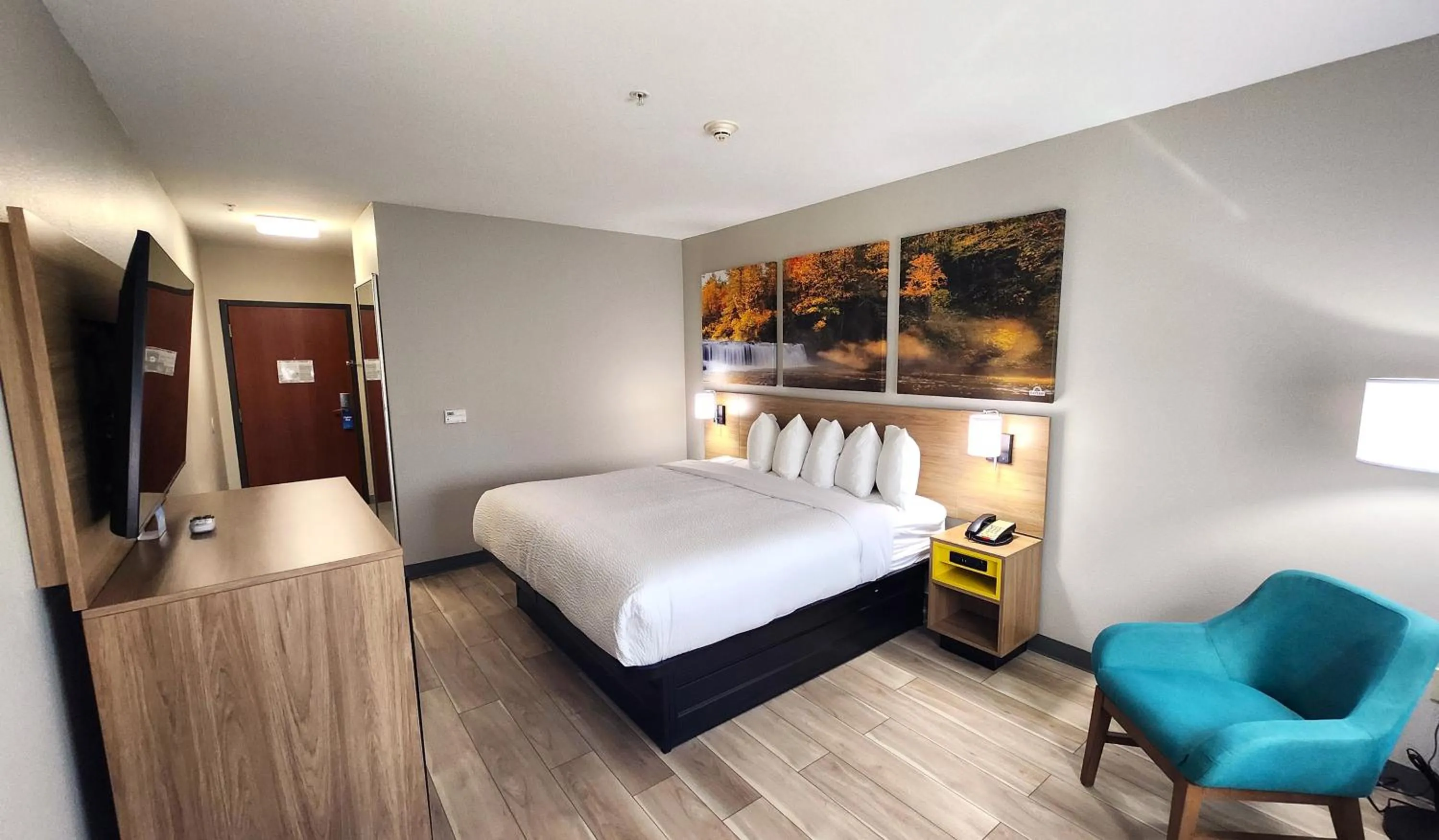 Bed in Days Inn & Suites by Wyndham Russellville