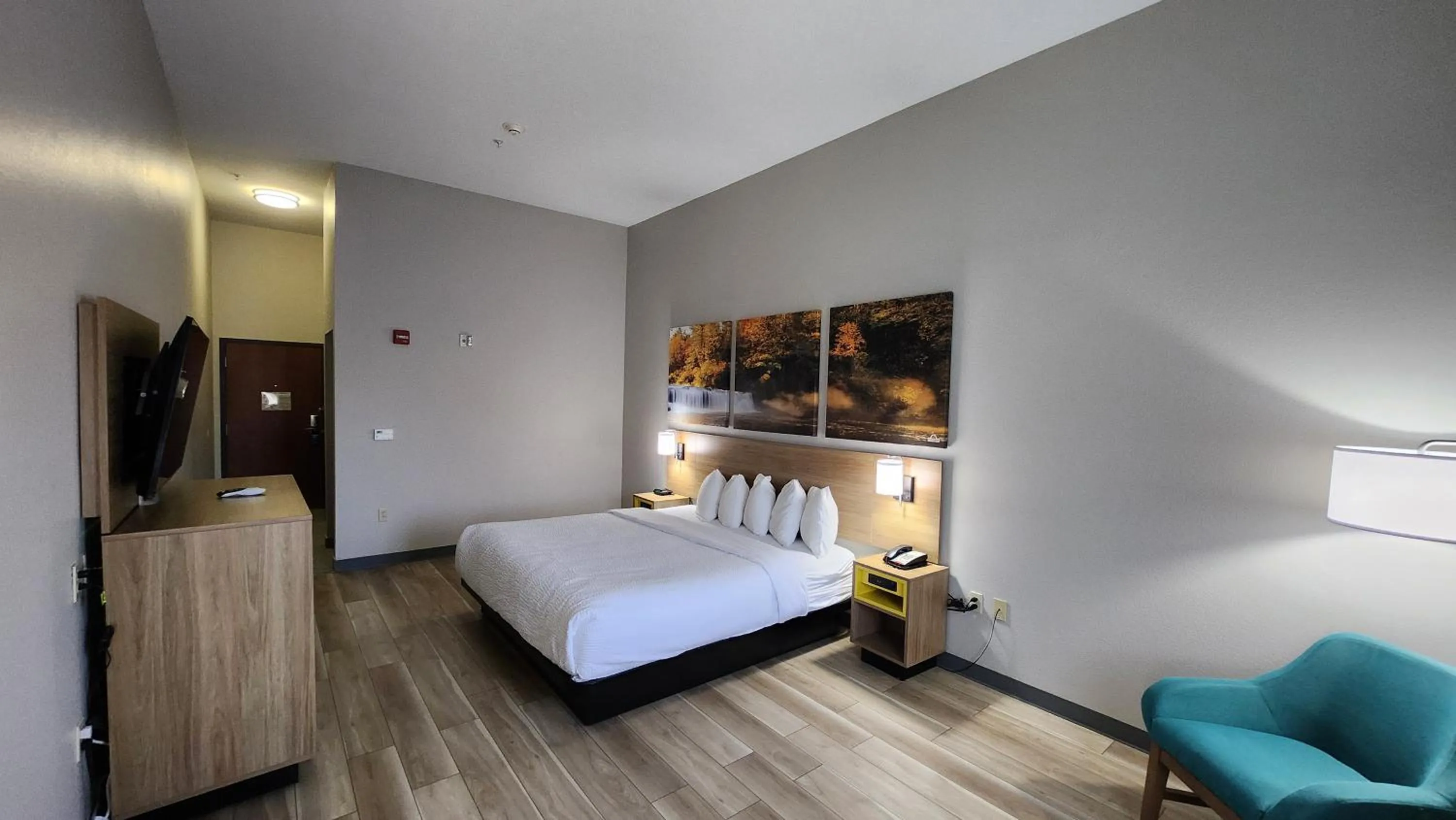 Bed in Days Inn & Suites by Wyndham Russellville