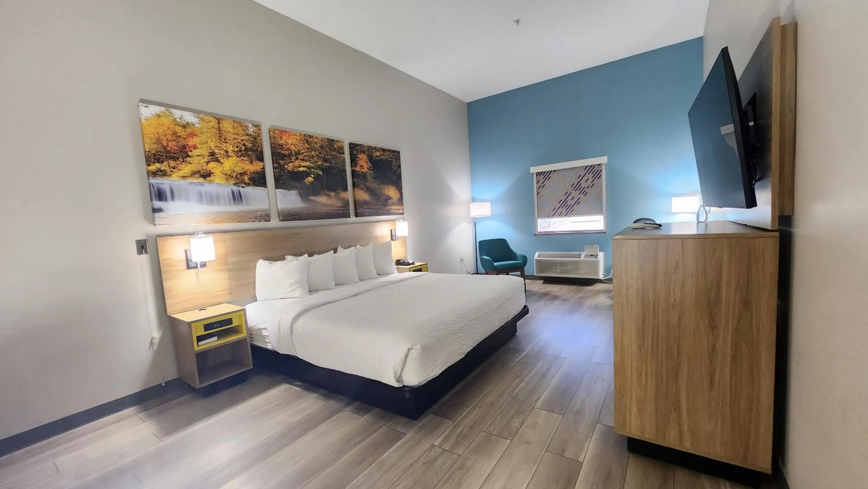 Bed in Days Inn & Suites by Wyndham Russellville