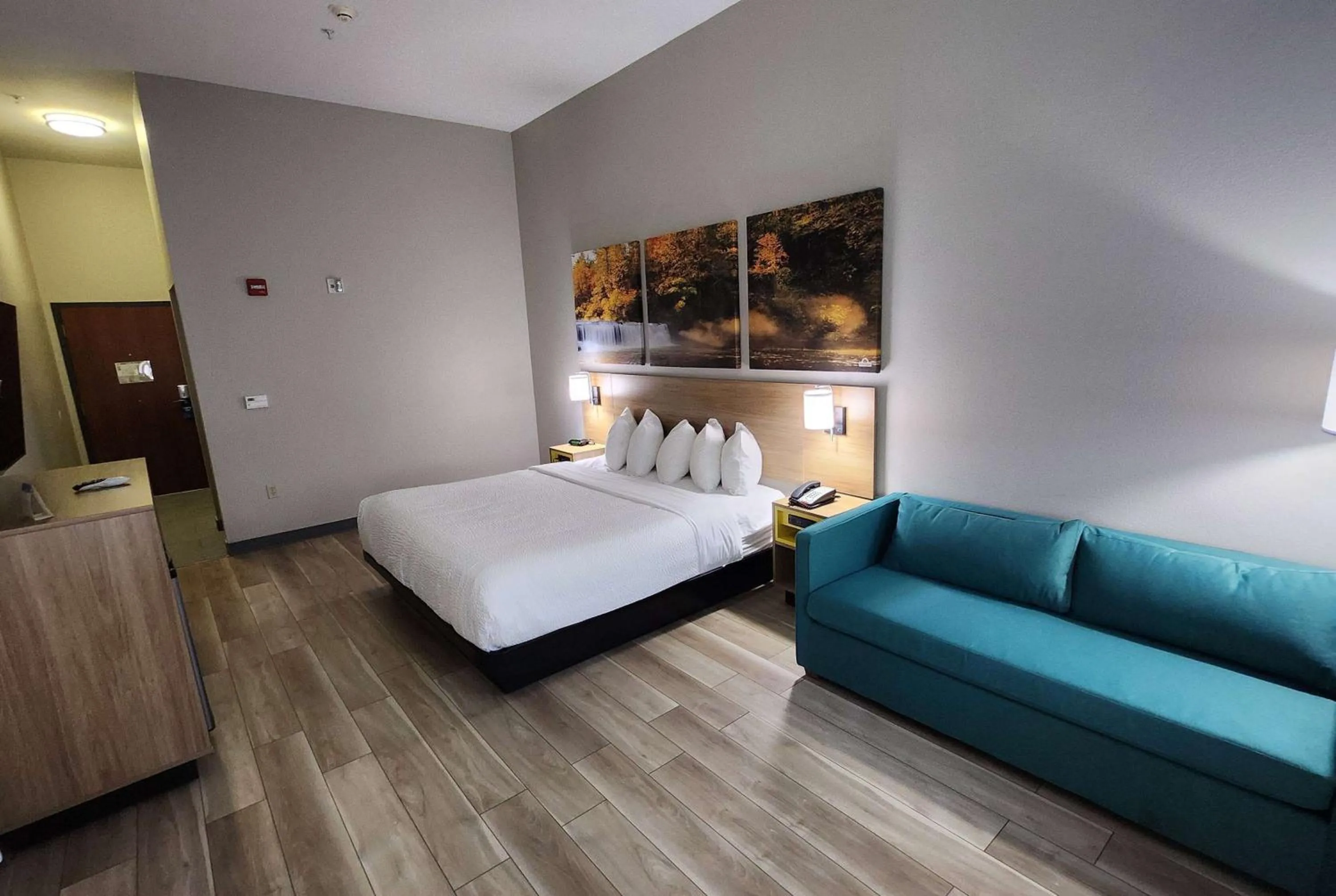 Bed in Days Inn & Suites by Wyndham Russellville