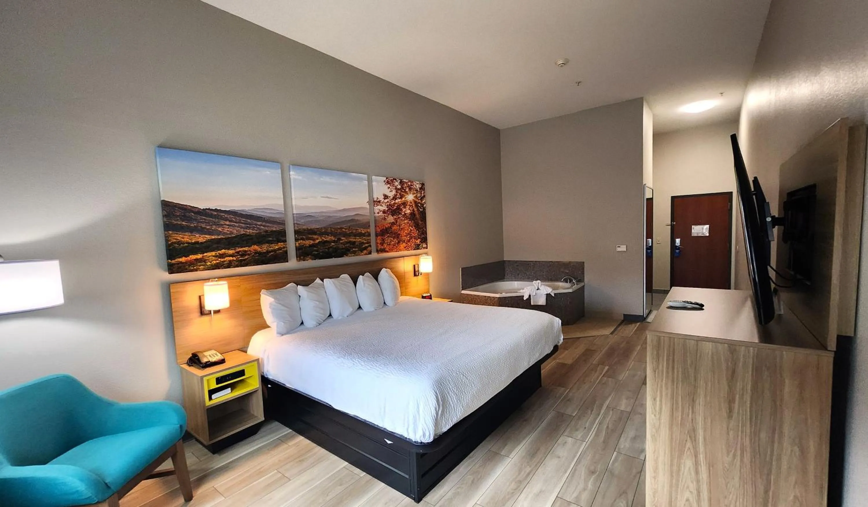 Bed in Days Inn & Suites by Wyndham Russellville