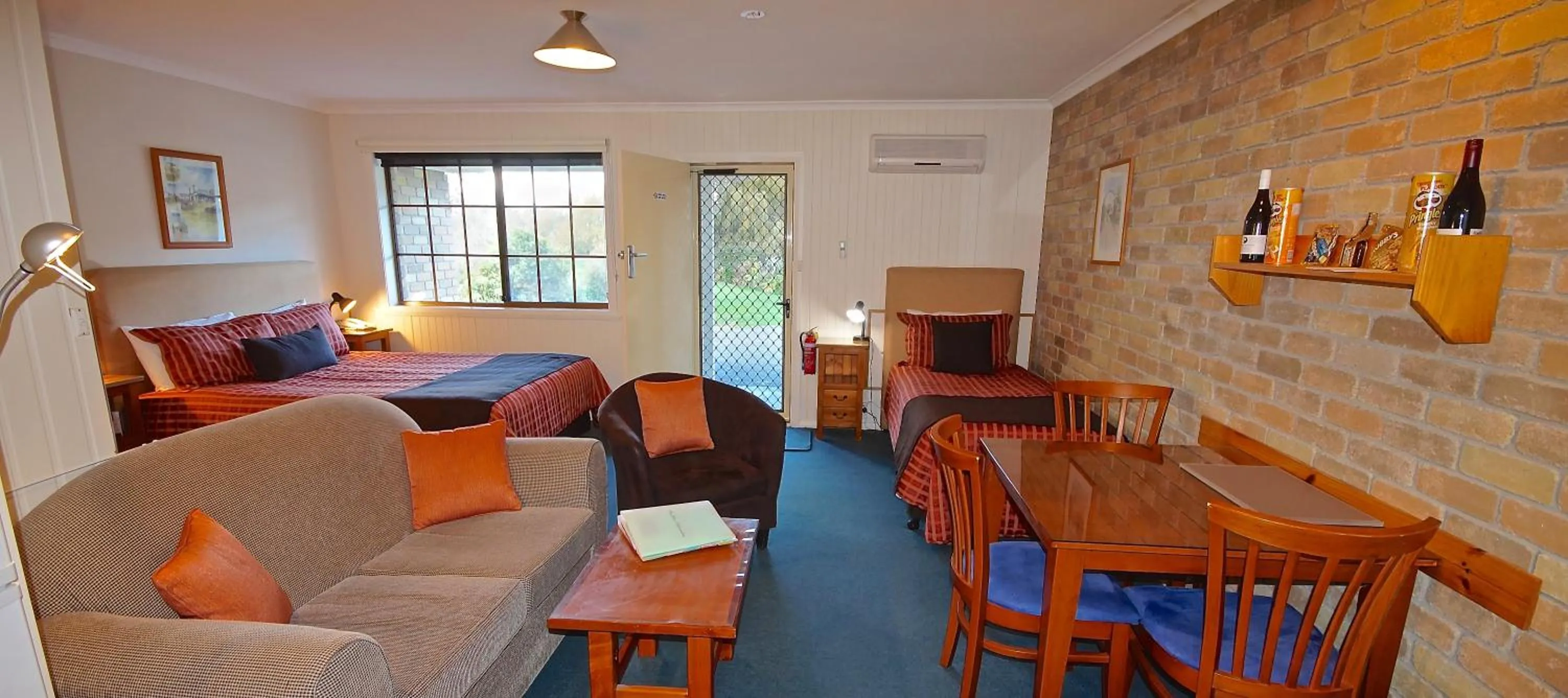 Living room, Bed in Port Arthur Villas