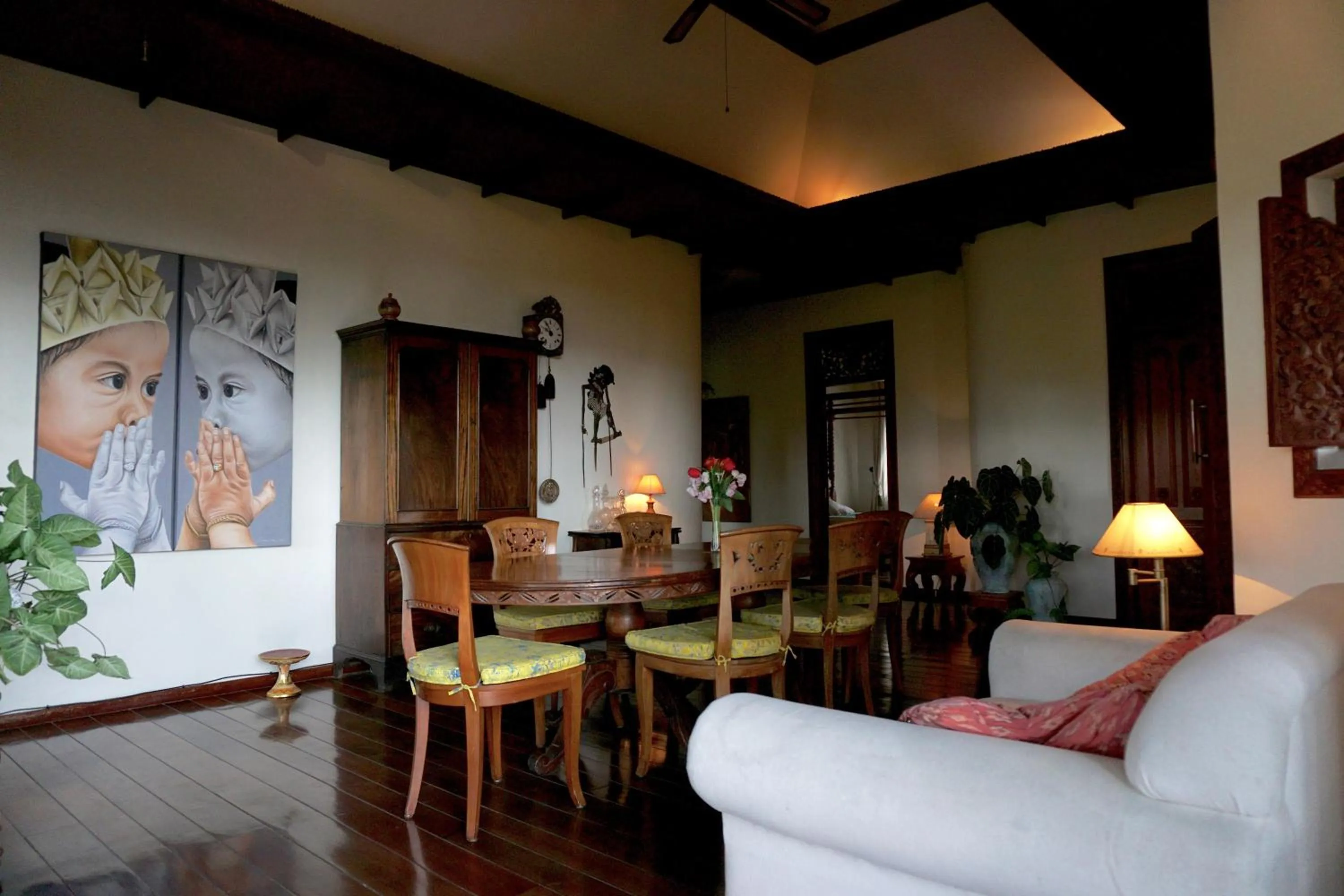 Dining area in Gunung Paradis Retreat