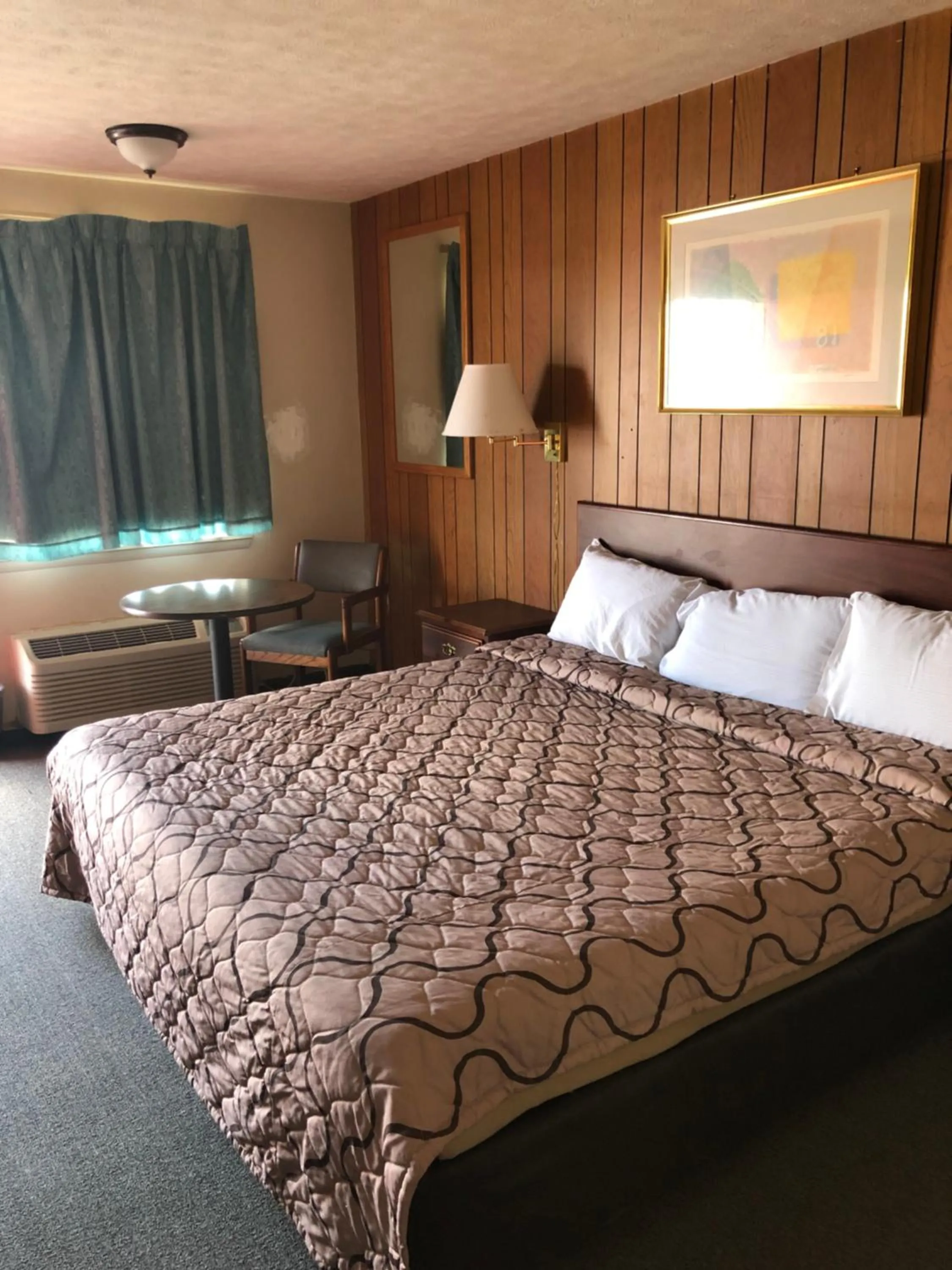 Bed in Harcourt Motel