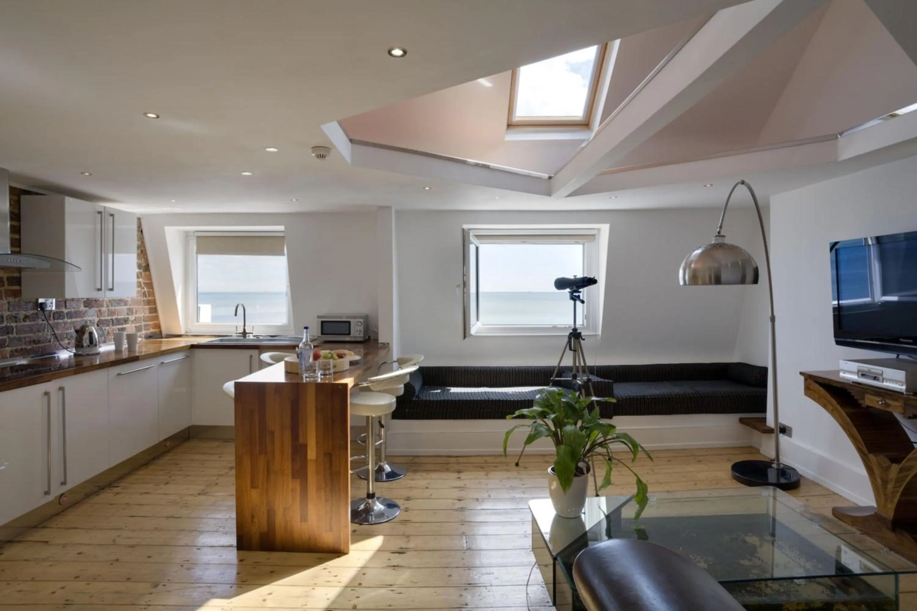 TV and multimedia in Zanzibar House 8-Bedroom Holiday House with Hot Tub & Yoga Studio