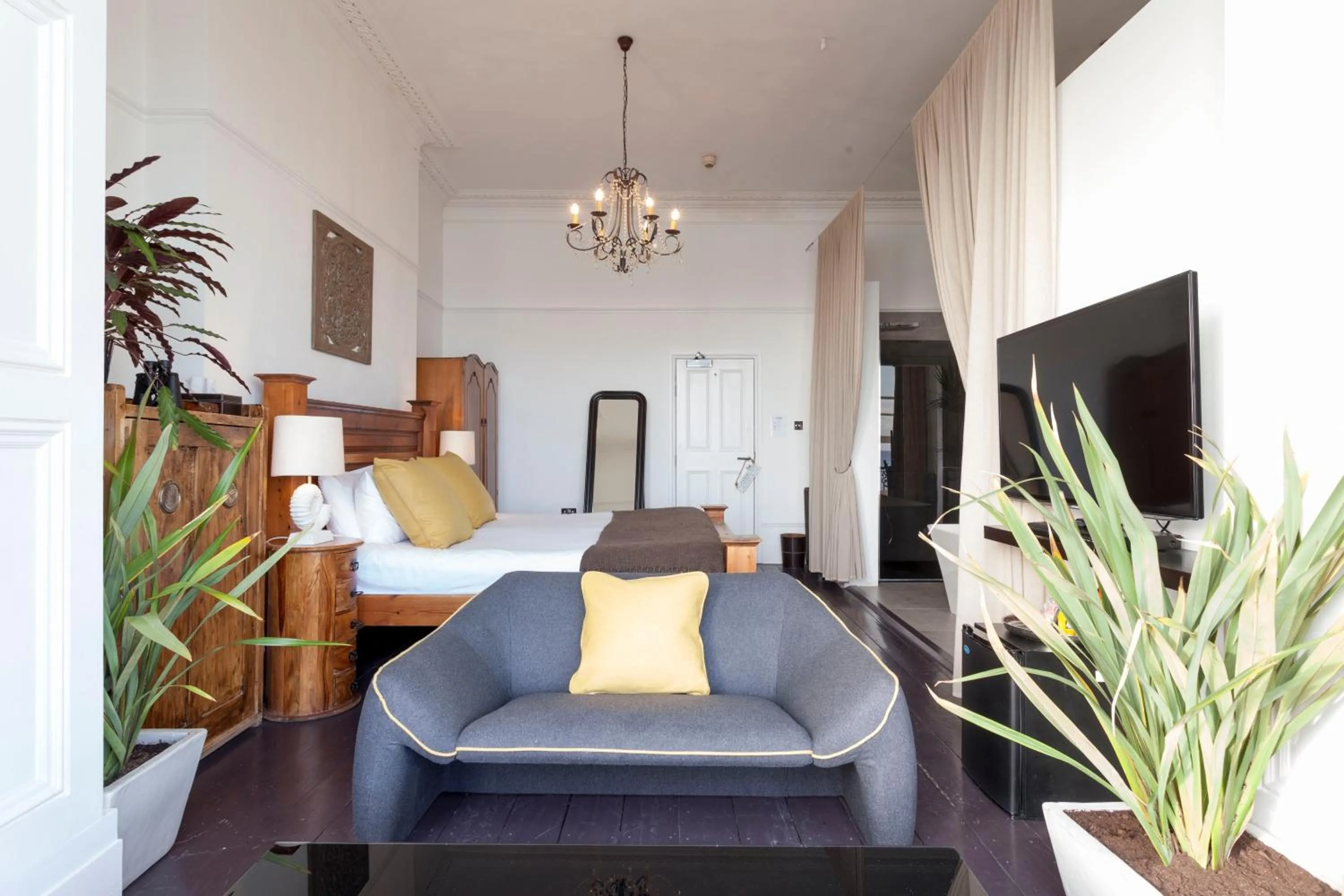 Living room, Bed in Zanzibar House 8-Bedroom Holiday House with Hot Tub & Yoga Studio