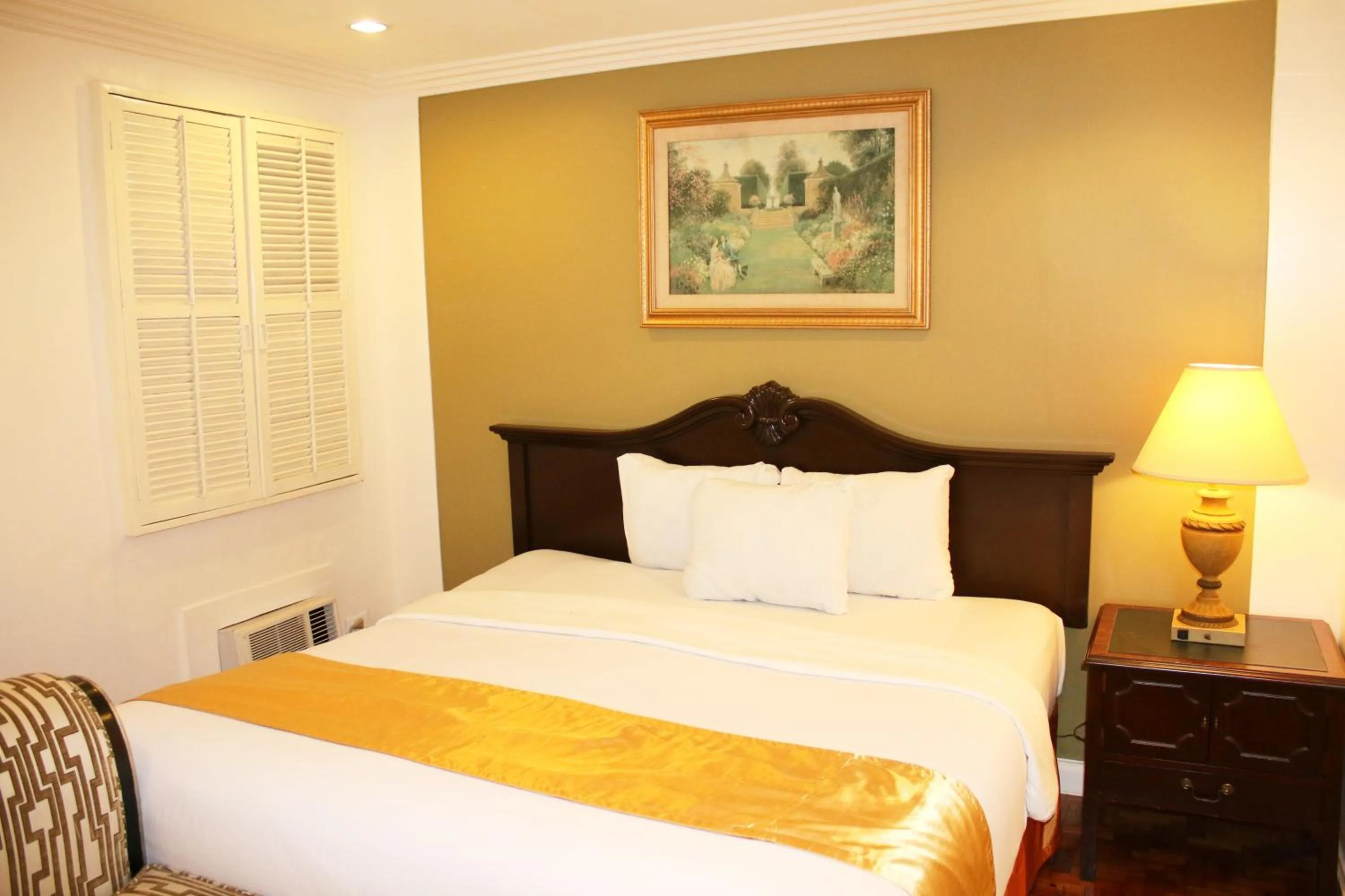 Bed in Lourdes Family Suites Makati powered by Cocotel