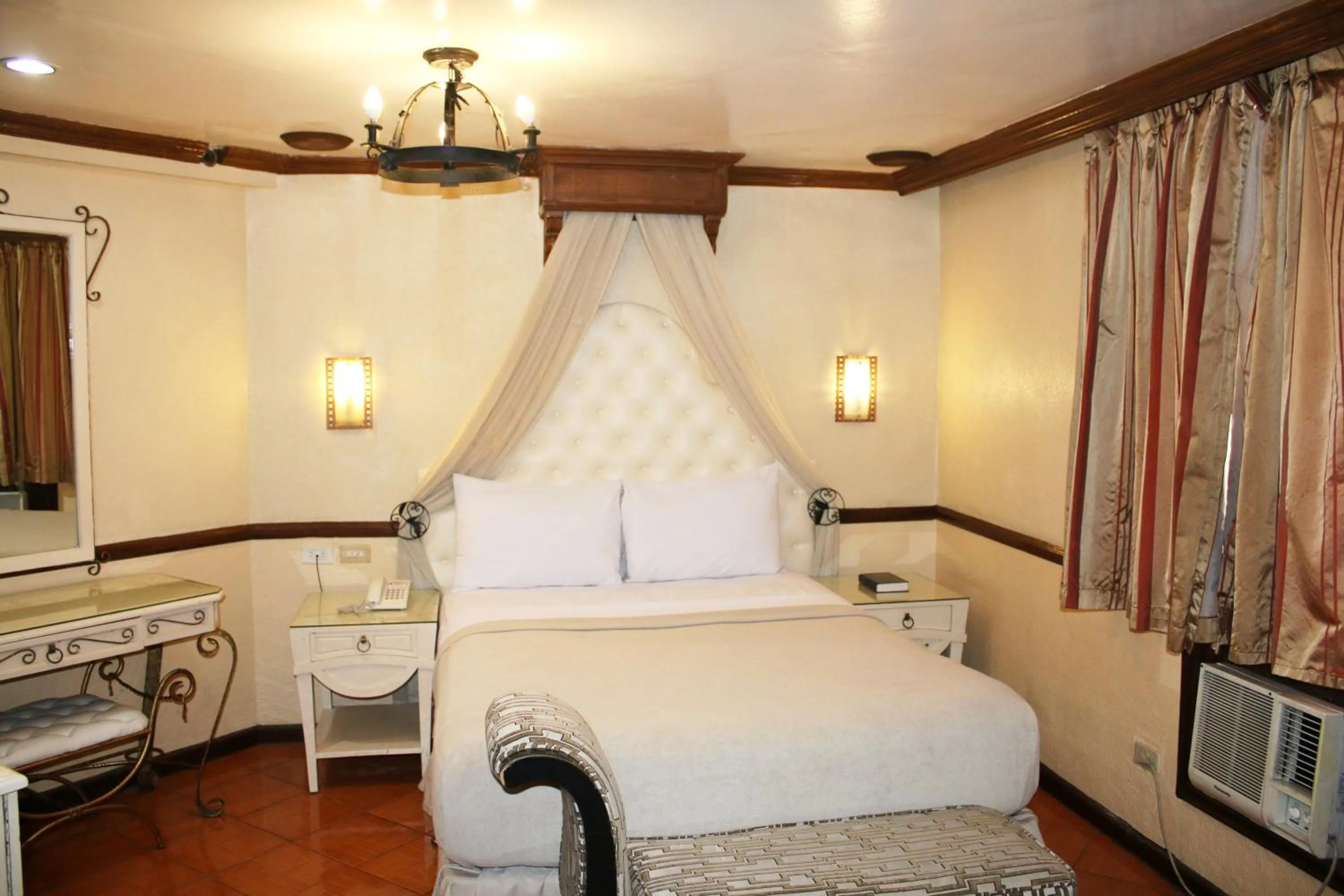 Bed in Camelot Hotel Quezon City powered by Cocotel