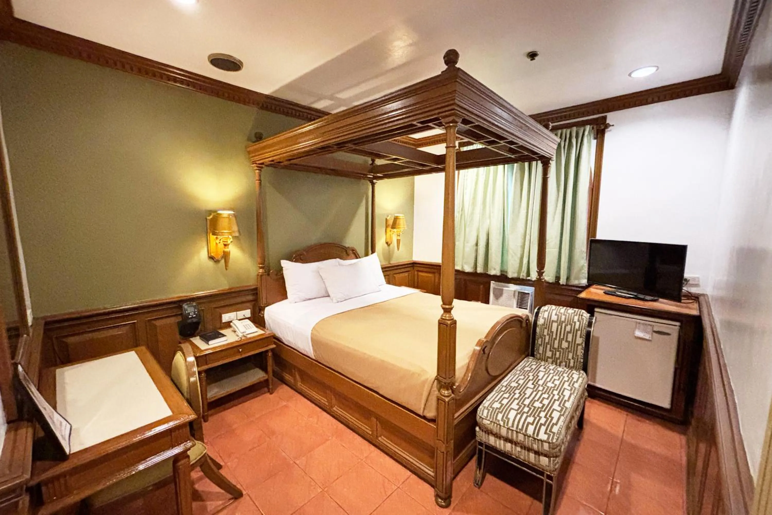 Bed in Camelot Hotel Quezon City powered by Cocotel