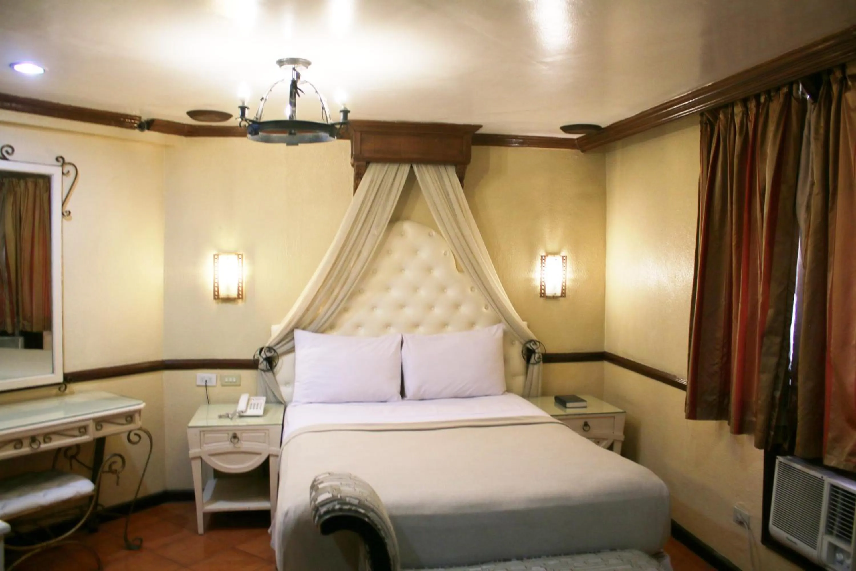 Bed in Camelot Hotel Quezon City powered by Cocotel