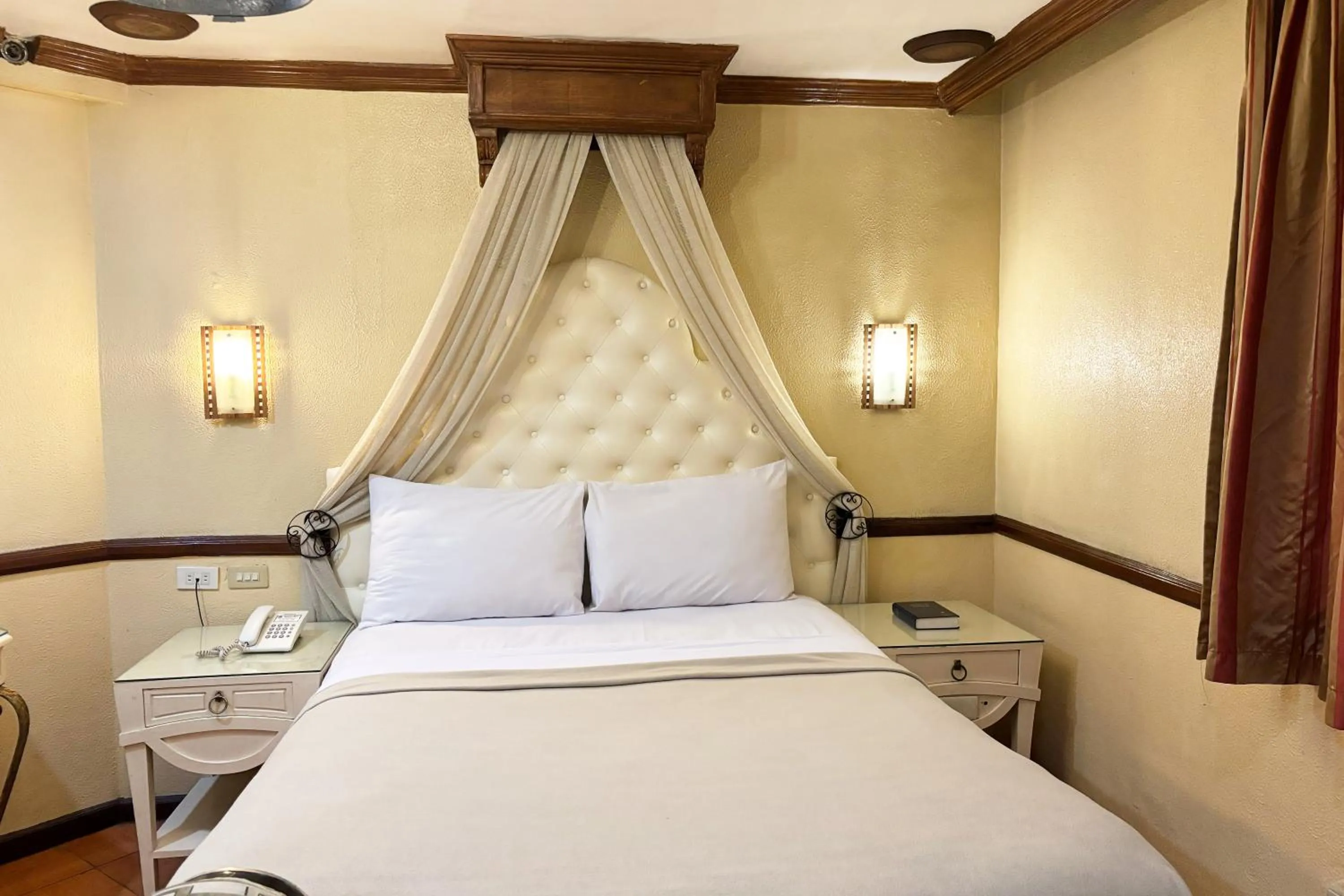 Bed in Camelot Hotel Quezon City powered by Cocotel