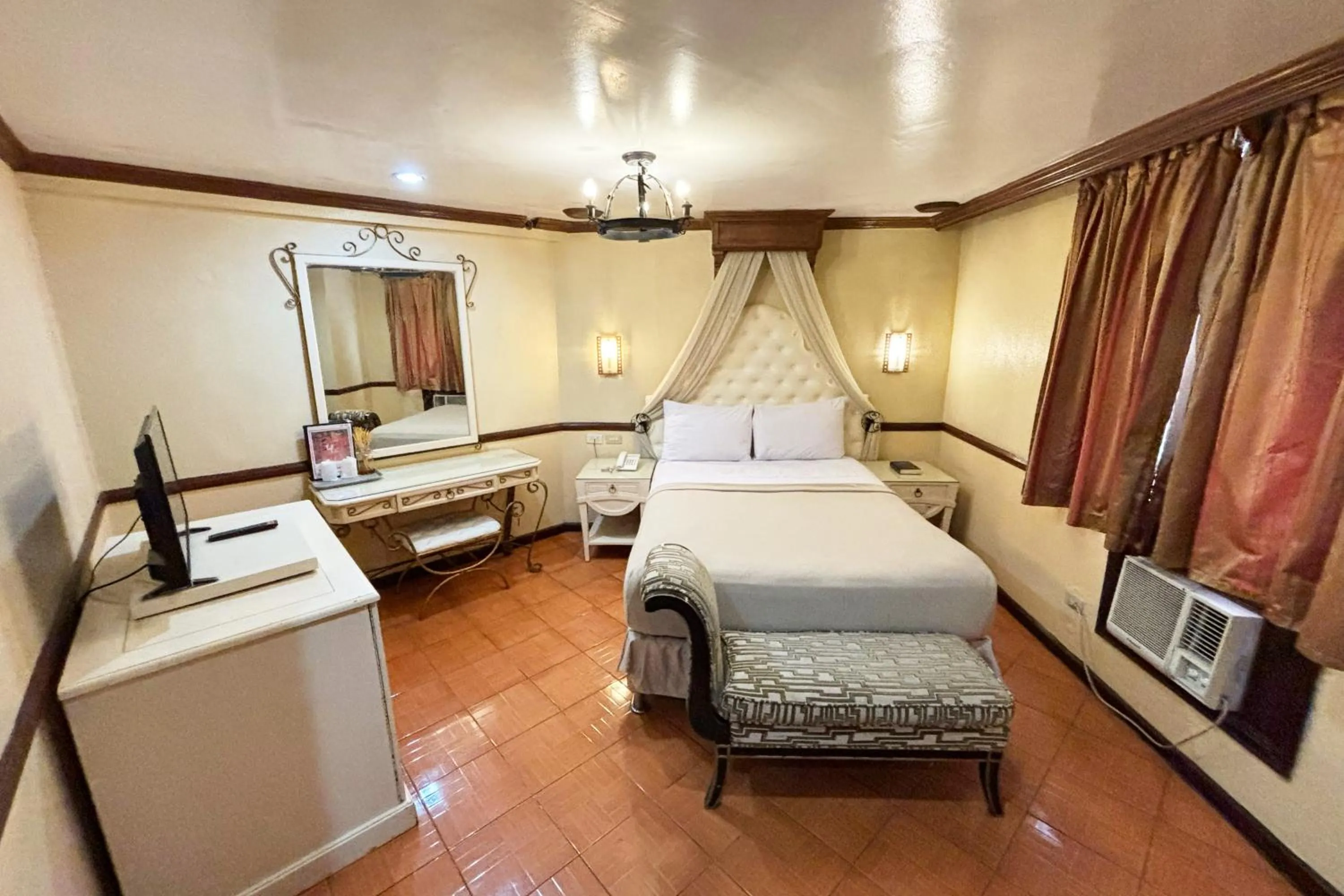Bed in Camelot Hotel Quezon City powered by Cocotel