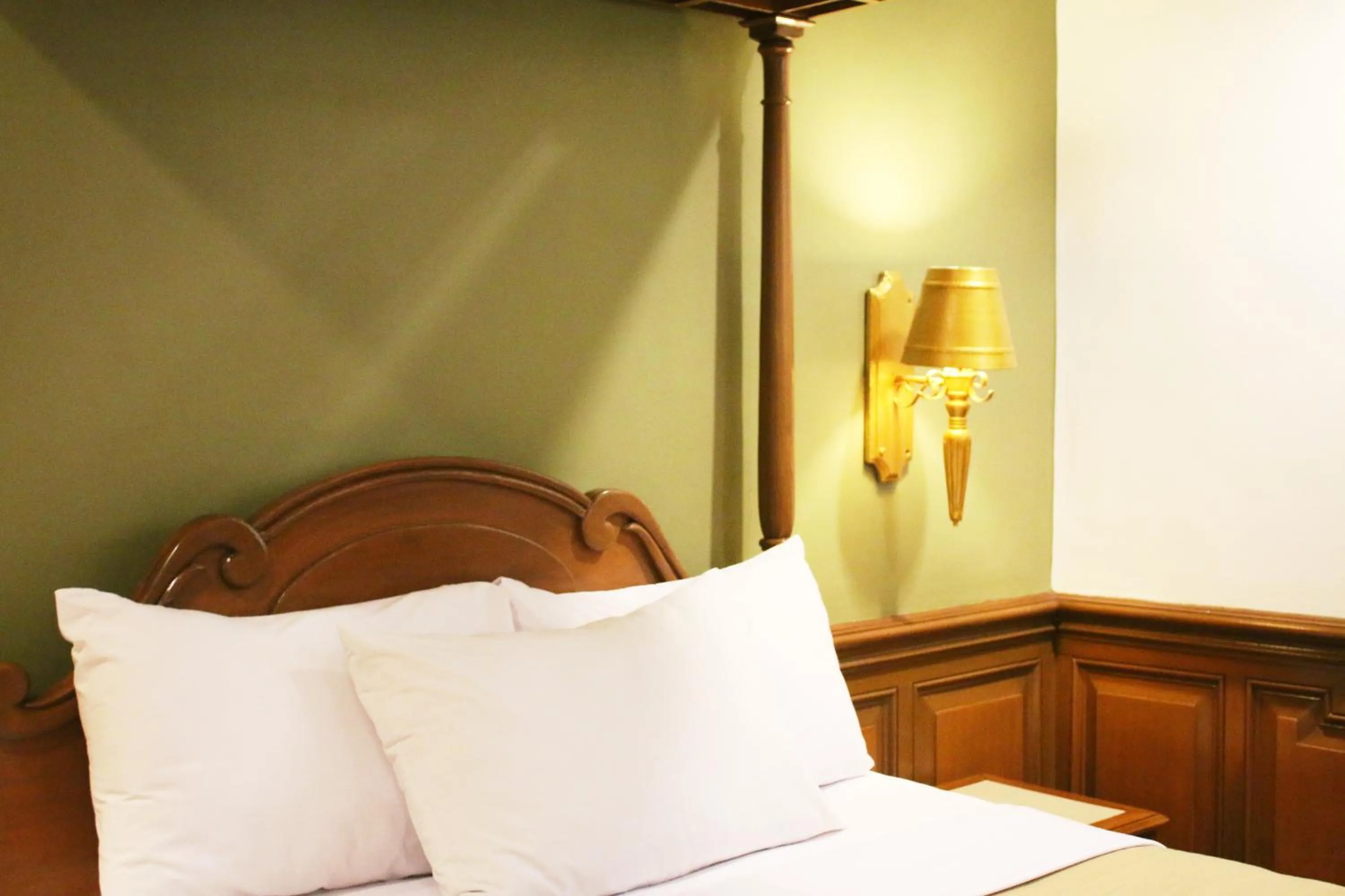 Bed in Camelot Hotel Quezon City powered by Cocotel