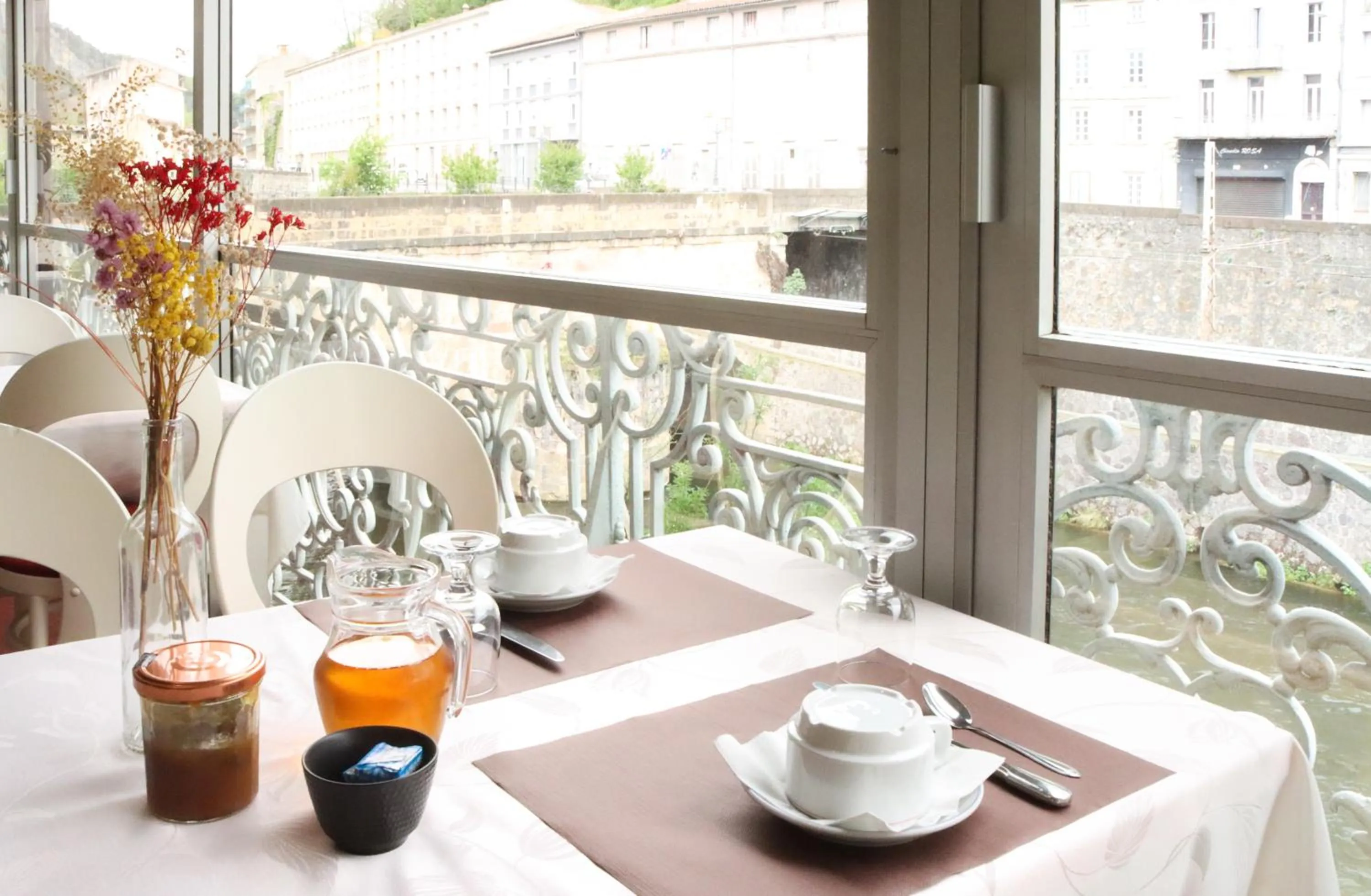 Breakfast in Hôtel Le Lons