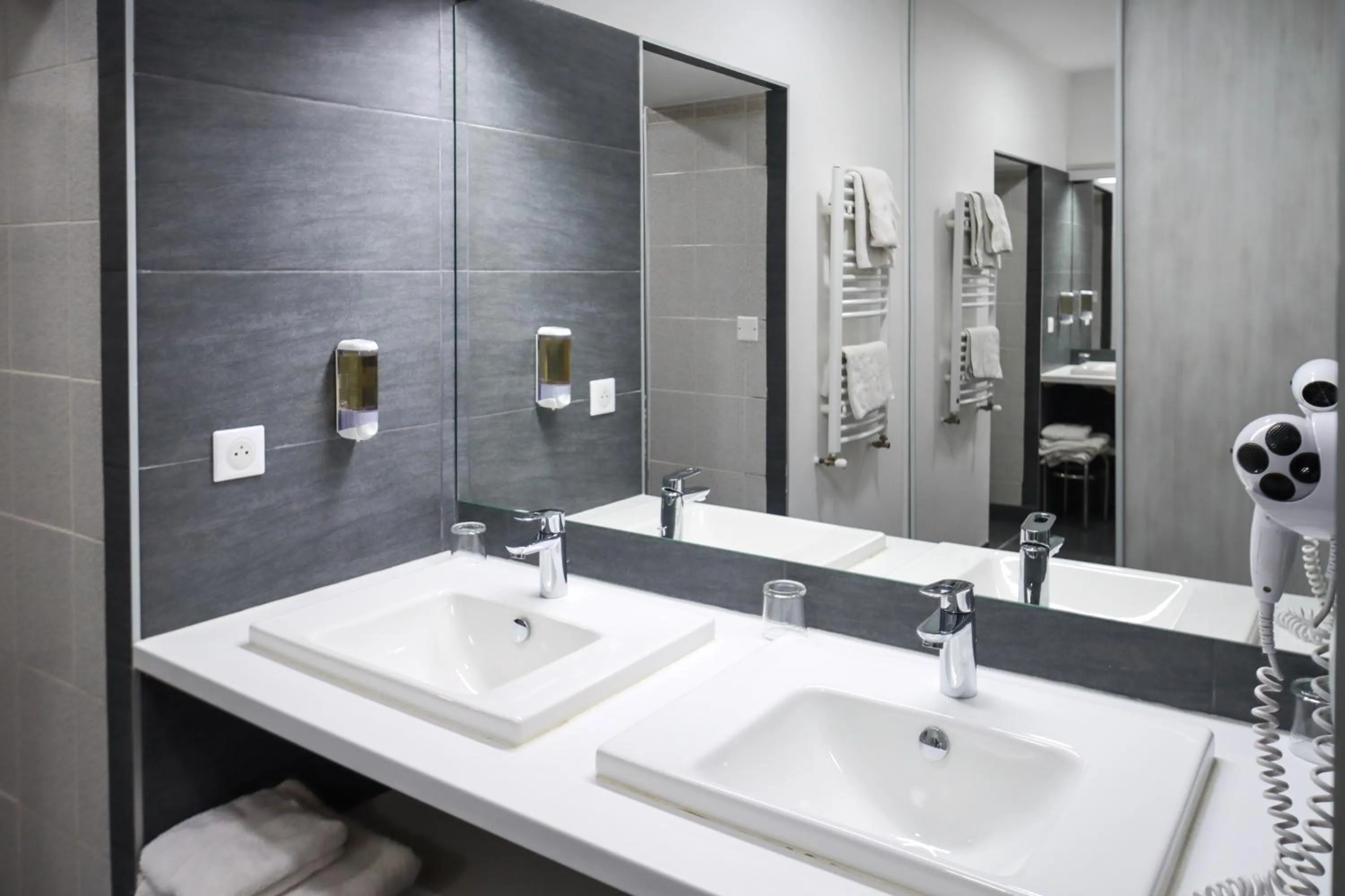 Bathroom in Hôtel Le Lons