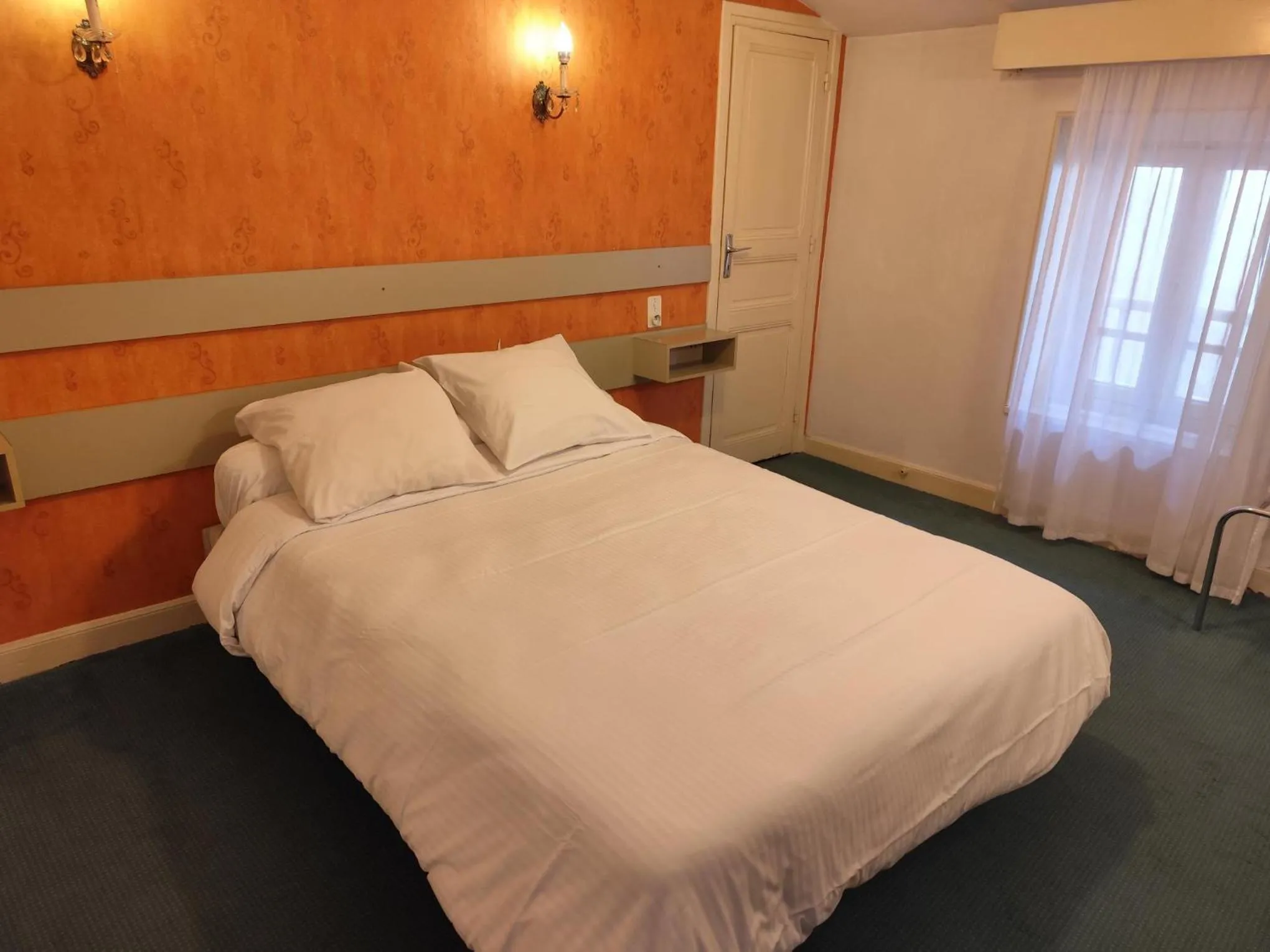 Bed in Hôtel Le Lons