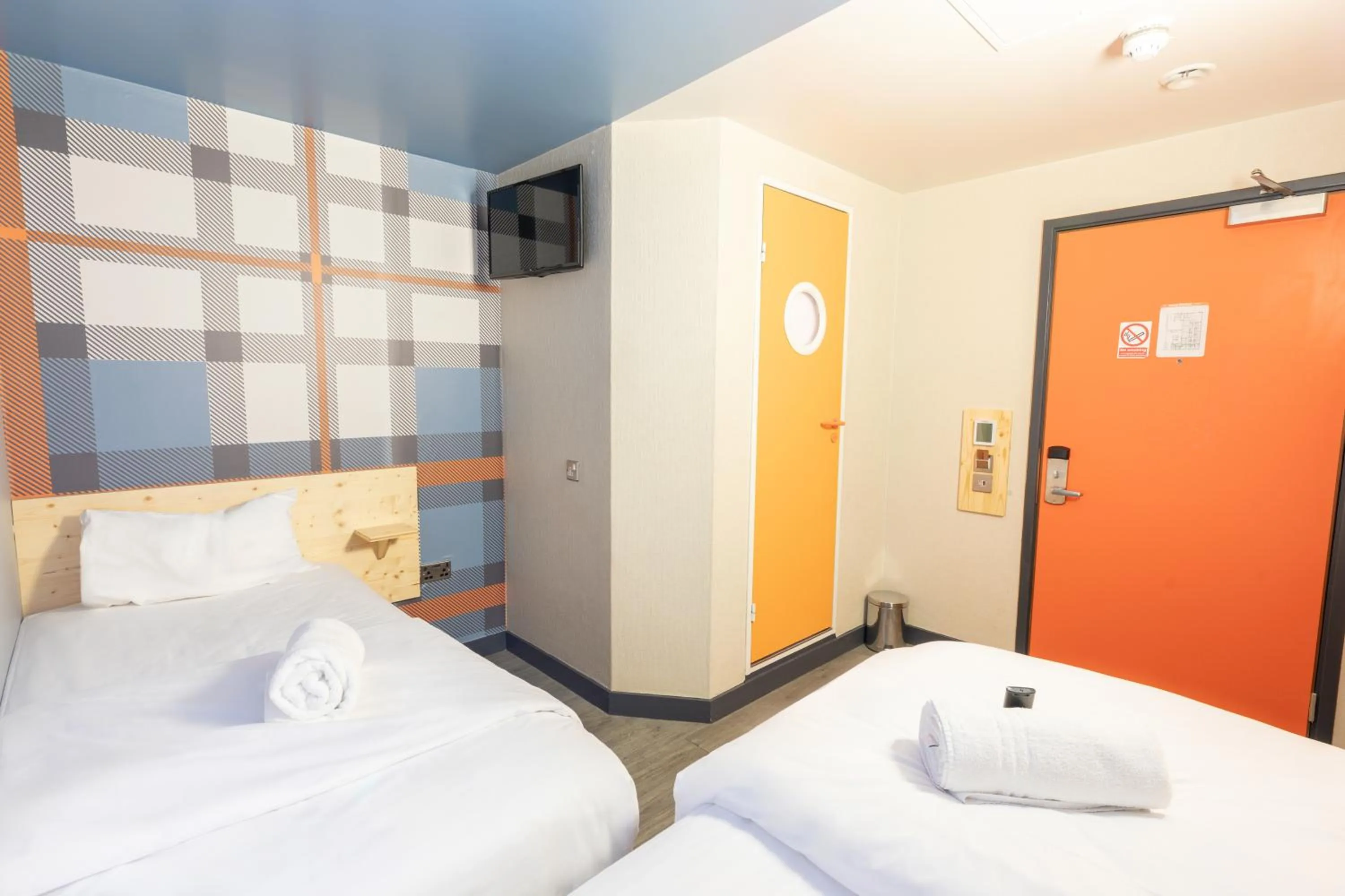 Bedroom, Bed in easyHotel Glasgow City