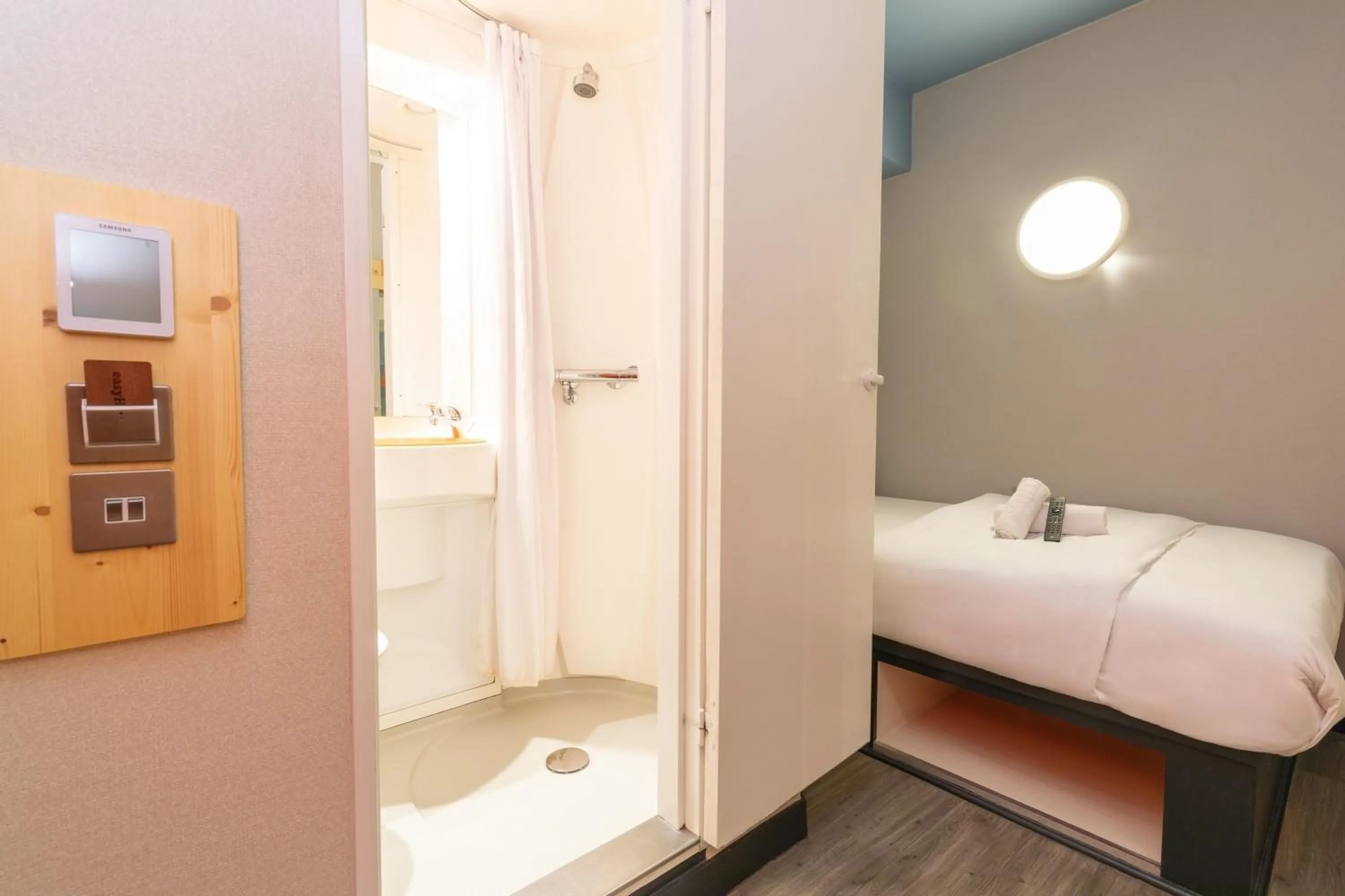 Bedroom, Bed in easyHotel Glasgow City