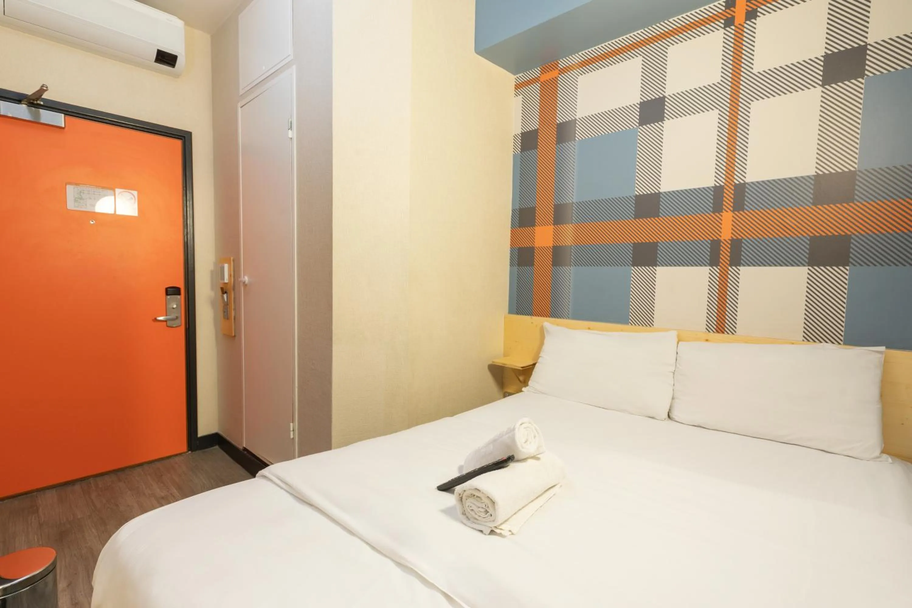 Bedroom, Bed in easyHotel Glasgow City