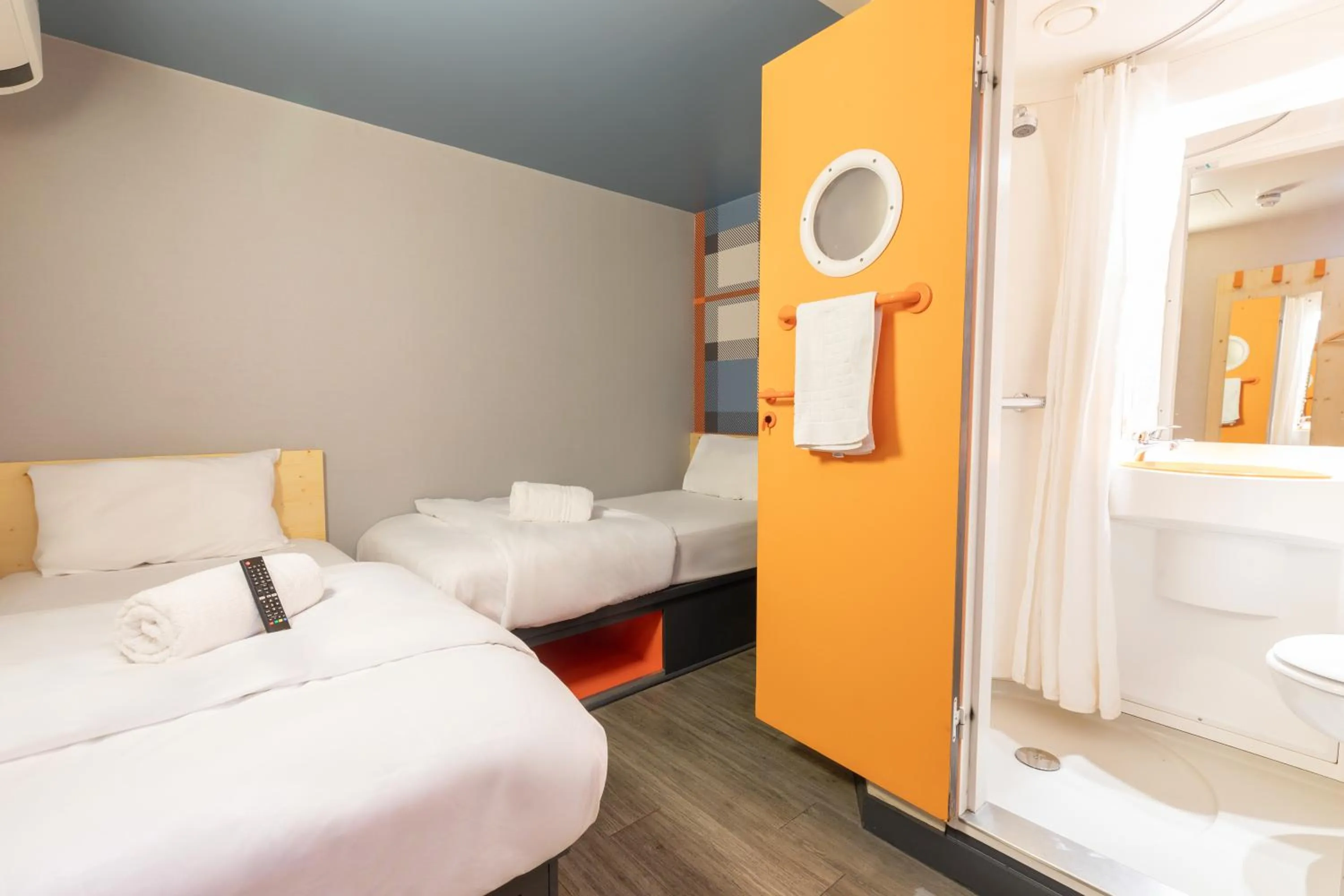 Bedroom, Bed in easyHotel Glasgow City