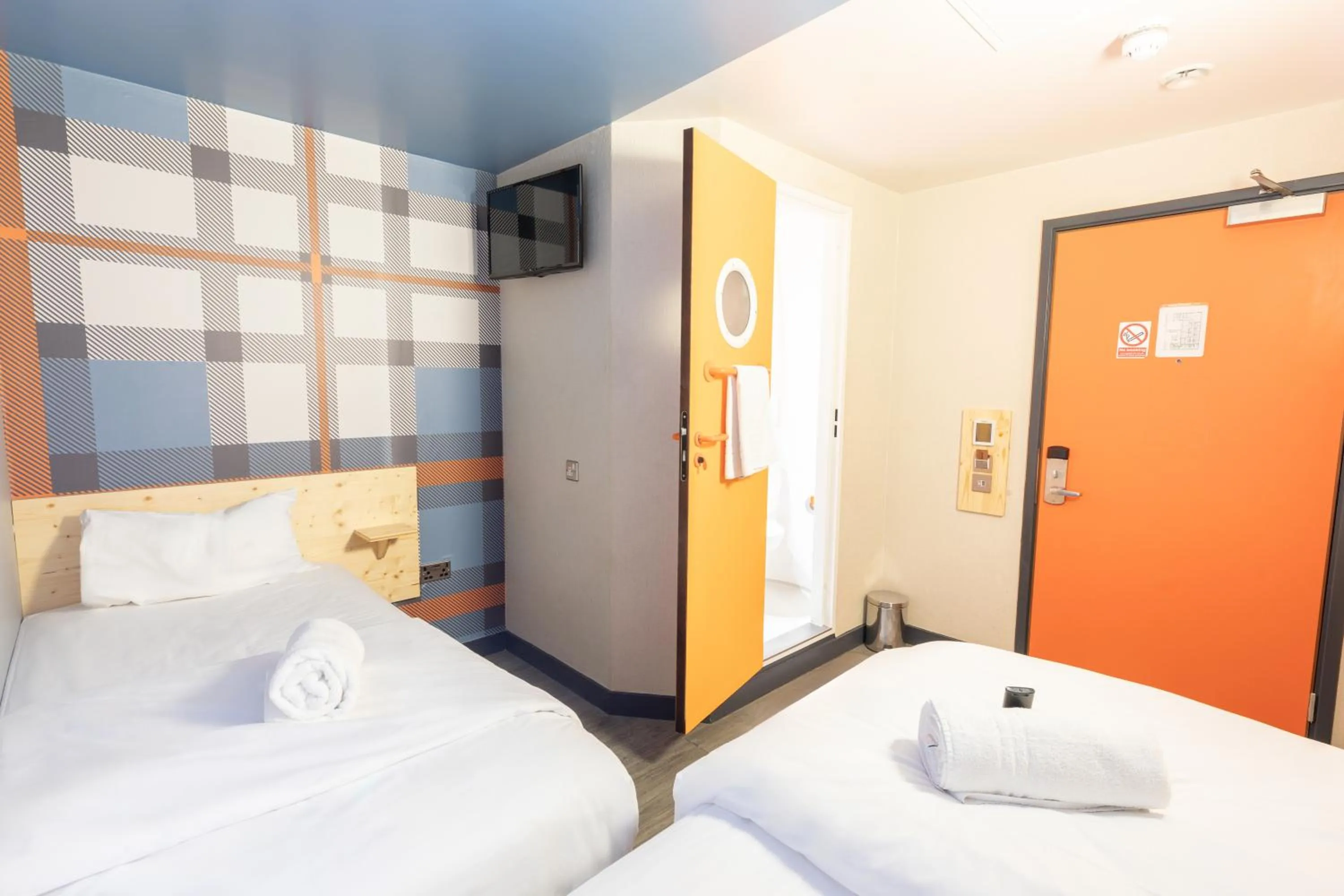 Bedroom, Bed in easyHotel Glasgow City