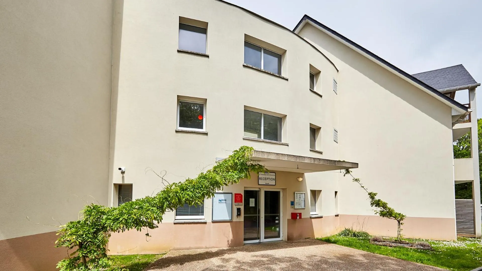 Facade/entrance in Résidence Vacancéole - Le Domaine de la Corniche