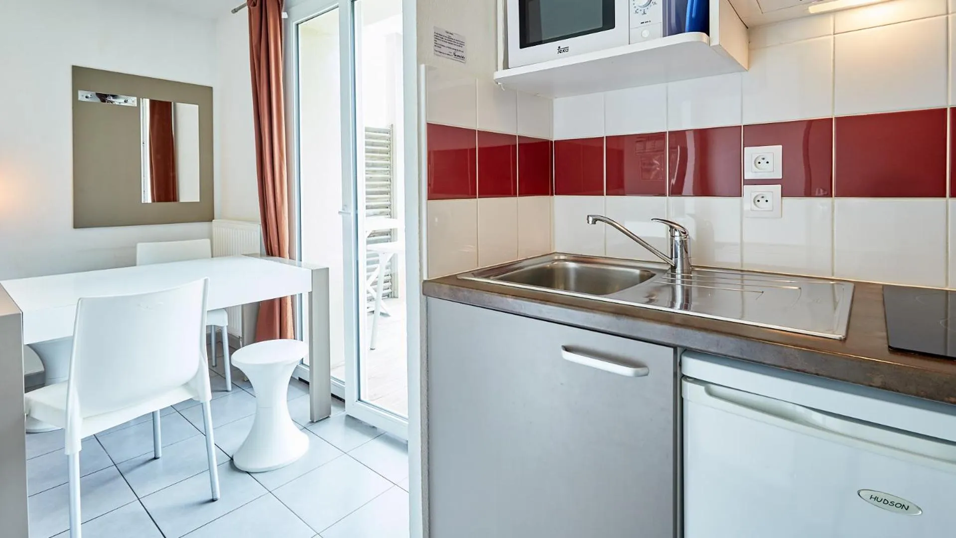 Kitchen or kitchenette in Résidence Vacancéole - Le Domaine de la Corniche