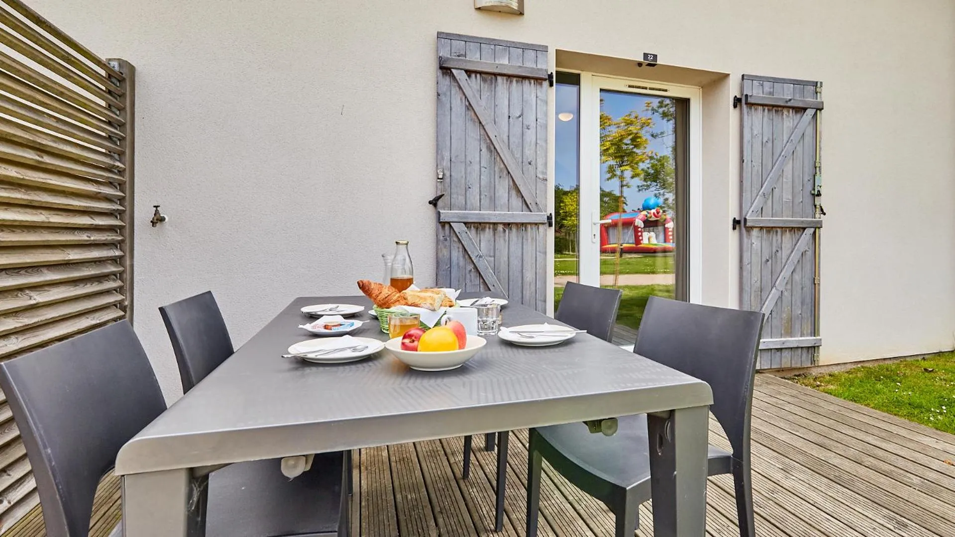 Patio in Résidence Vacancéole - Le Domaine de la Corniche