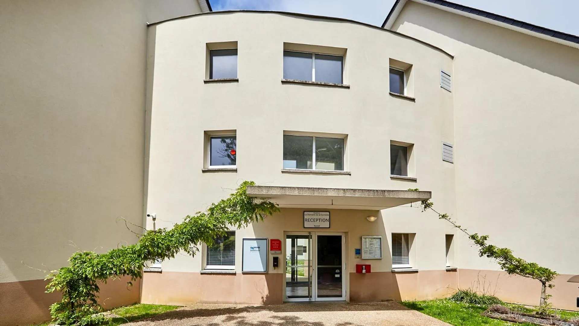 Facade/entrance in Résidence Vacancéole - Le Domaine de la Corniche