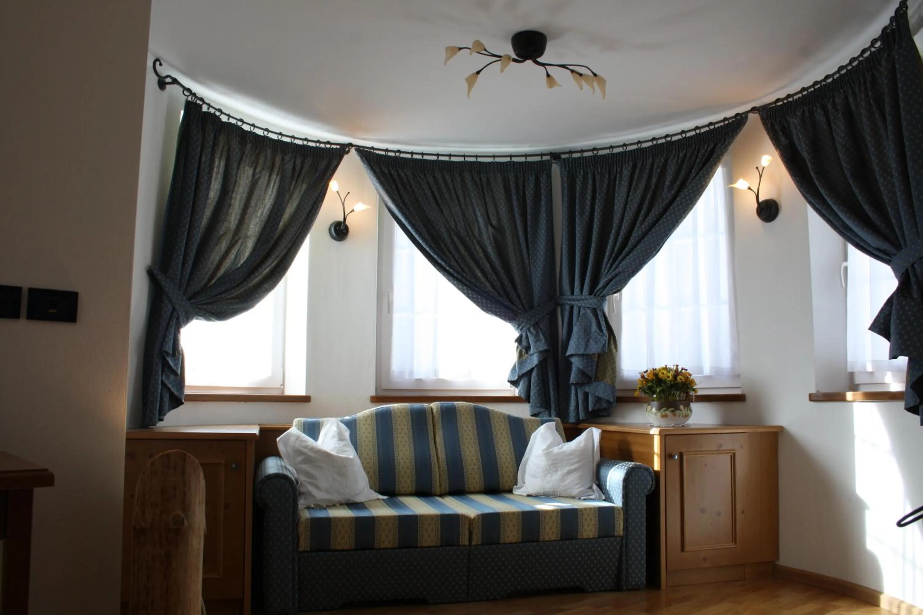 Seating area, Bed in La Baita