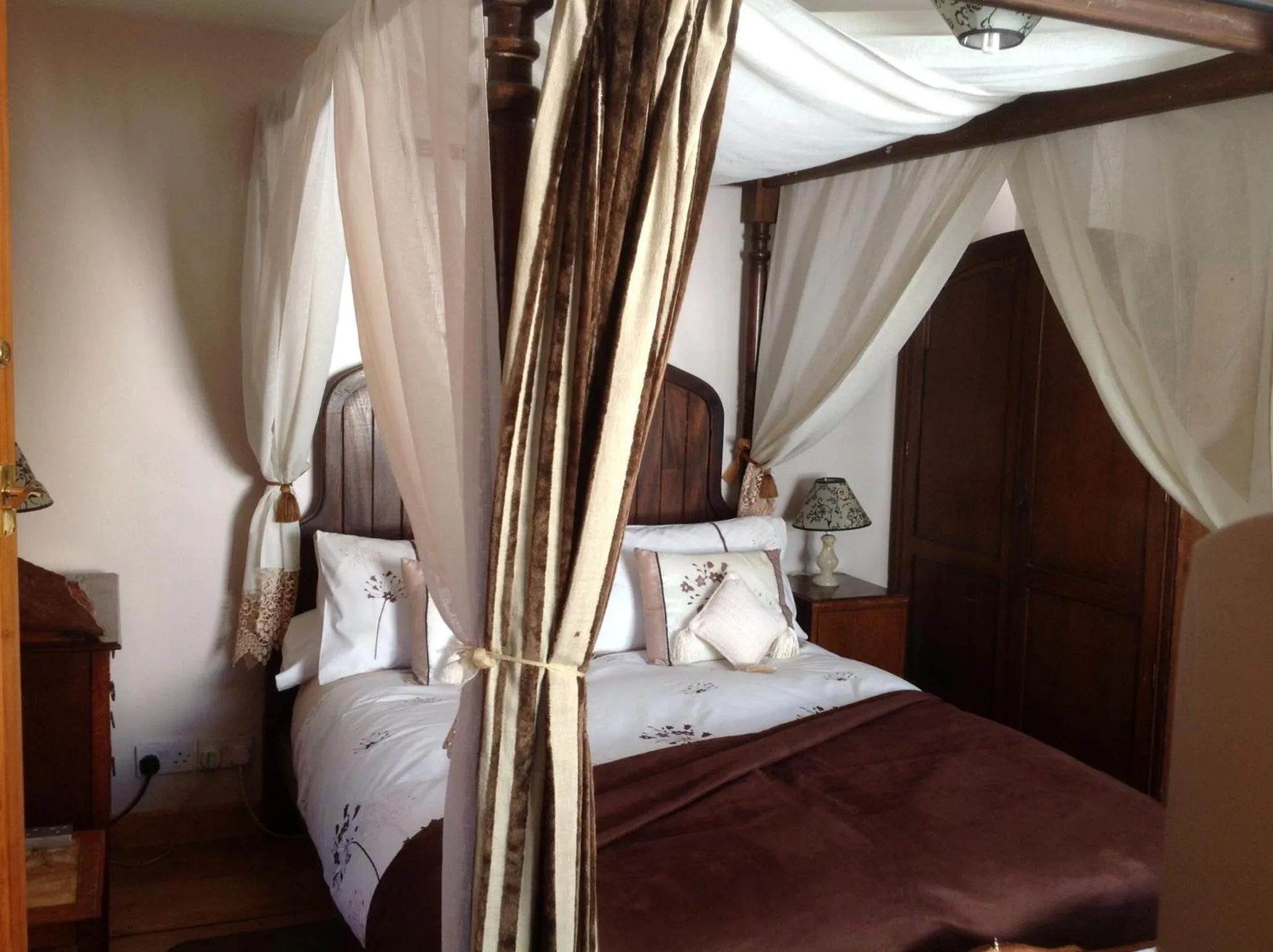 Bedroom, Bed in Alice Guest house