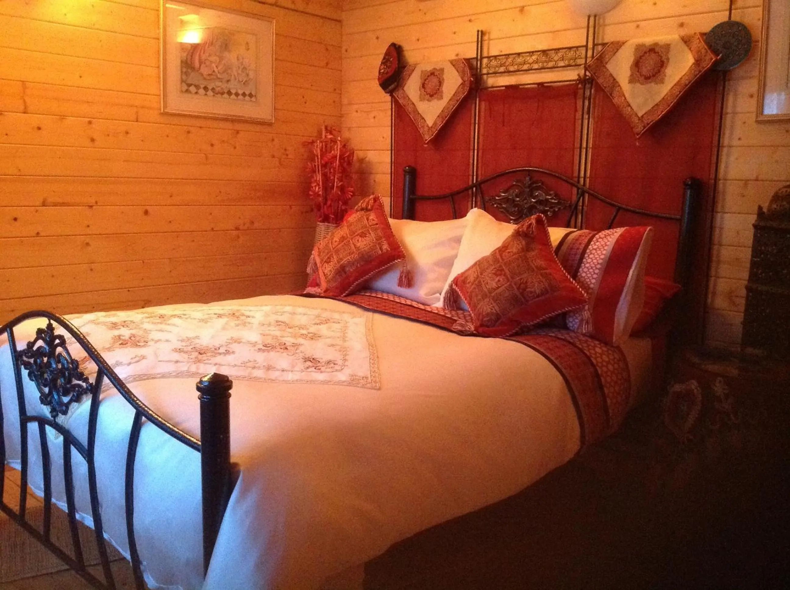 Bedroom, Bed in Alice Guest house